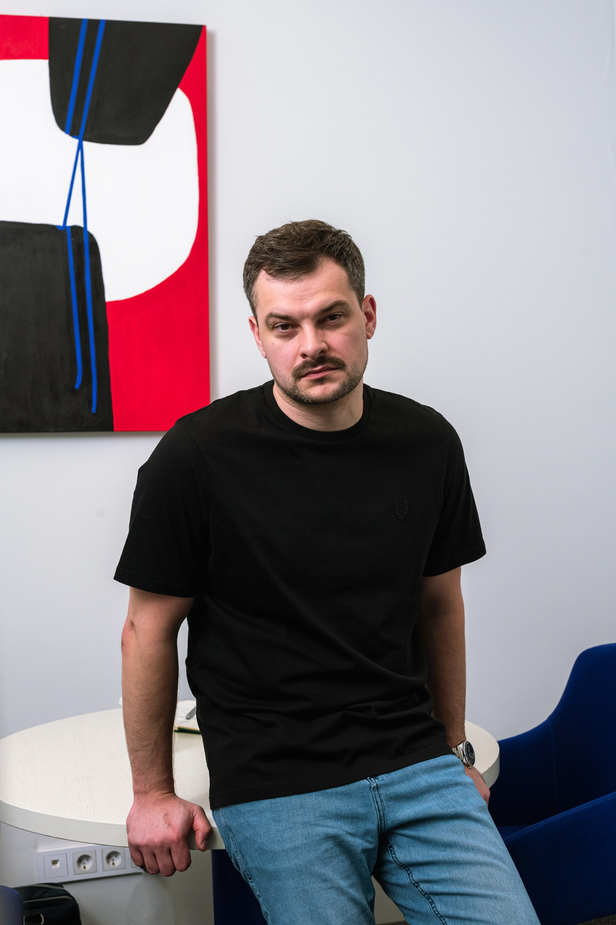 "Деловая контент-съемка для директора инжиниринговой компании в офисе с видом на Неву"