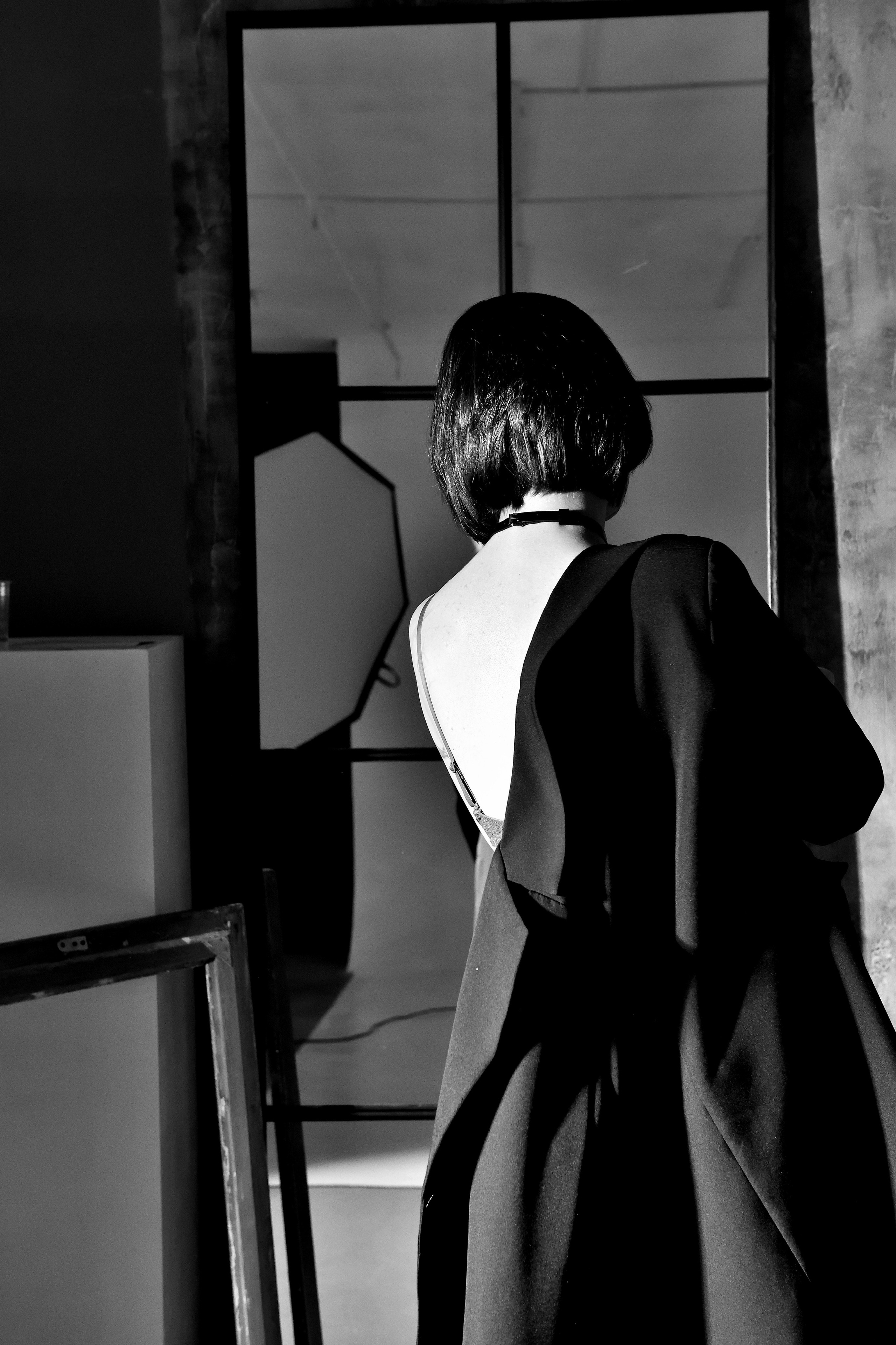 Красивый женский изгиб плеча на фотосессии в студии "Вереск".