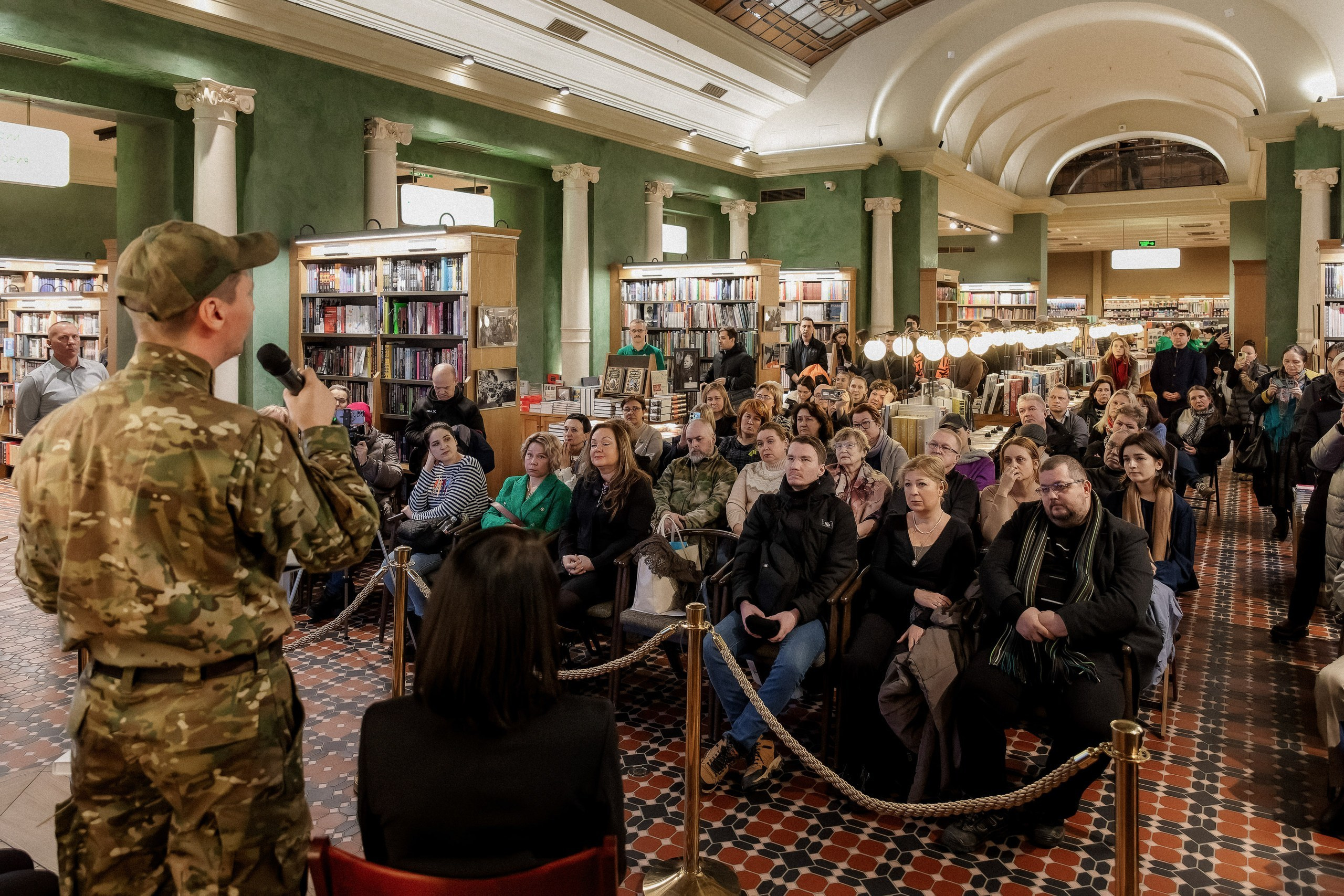 Фоторепортаж с презентации книги «ПоэZия русской зимы» в Доме книги. Репортажный фотограф Москва Сергей Мирошников