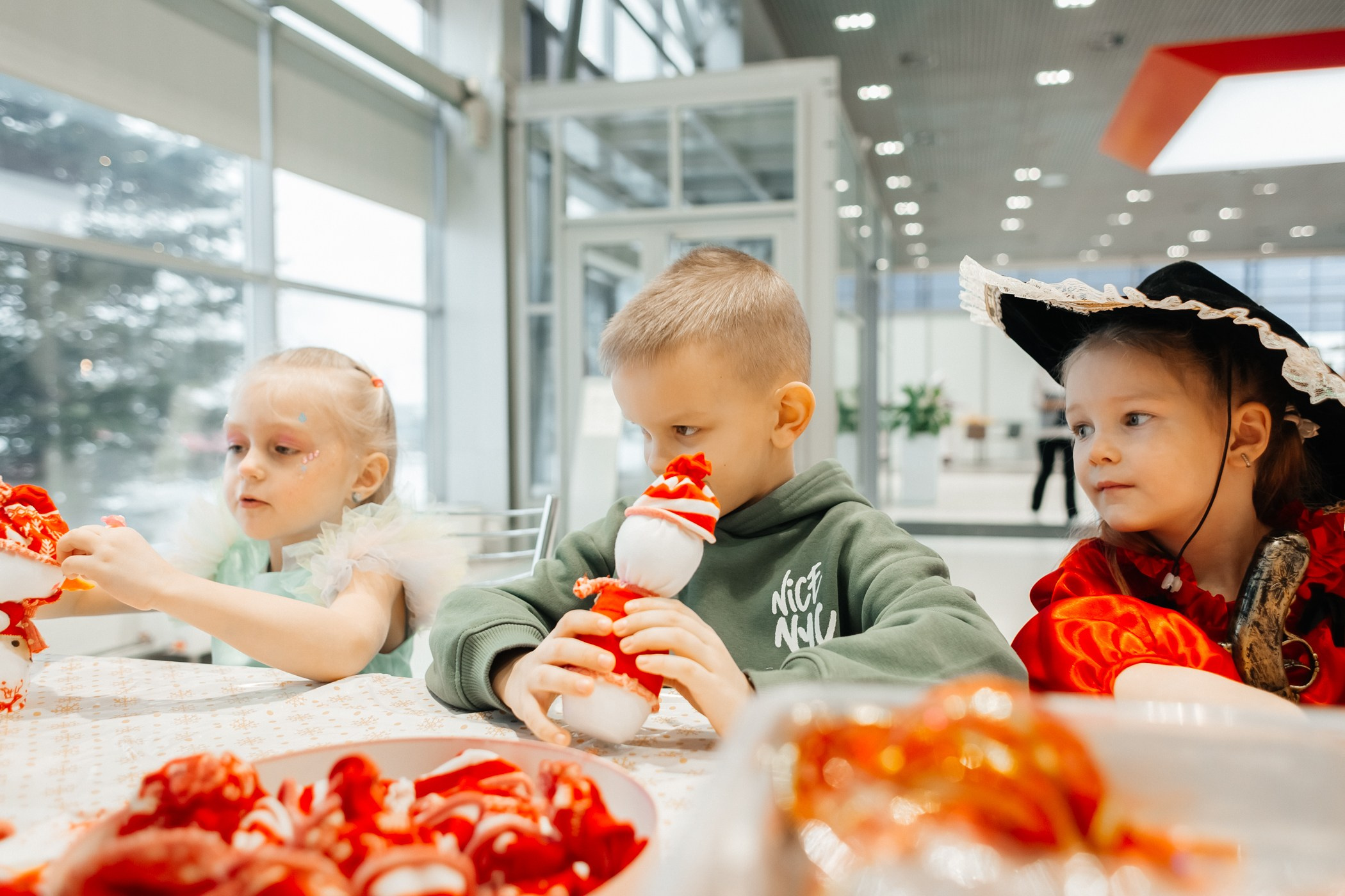 Детский мастер-класс в «Картель Авто» — «Студия чудес Алиса». Фотограф Кемерово | Сергей