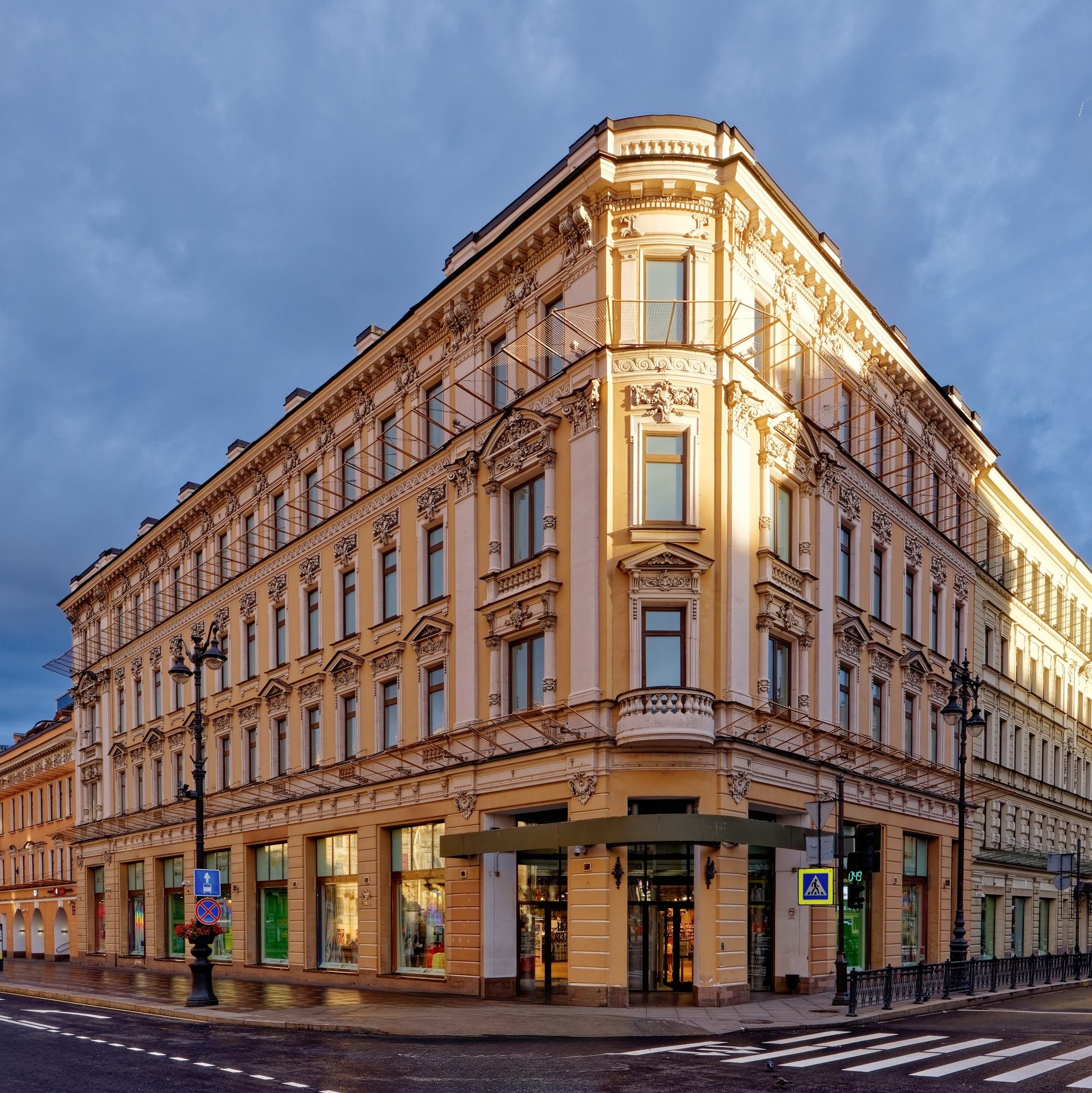 Санкт-Петербург, Невский проспект, дом 116. Дом Минаева (Торговый дом "Невский центр"), 1902 год. Архитектор Петр Иванович Гилёв. Снесён. Воссоздан в 2006 году. 