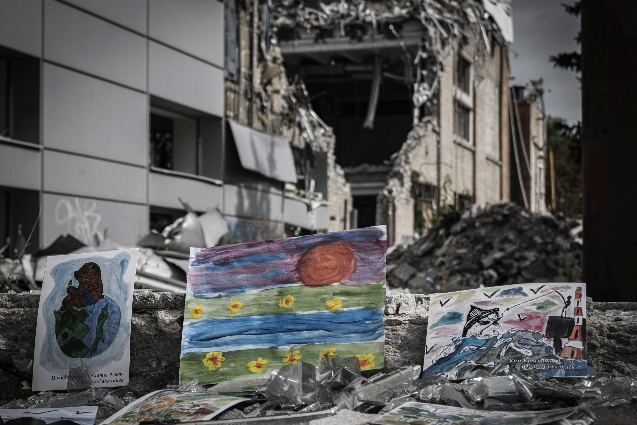 Авторский фотопроект фотографа Романа Адлера "Планета без войн". Фото Луганск 2023. Фото Луганск