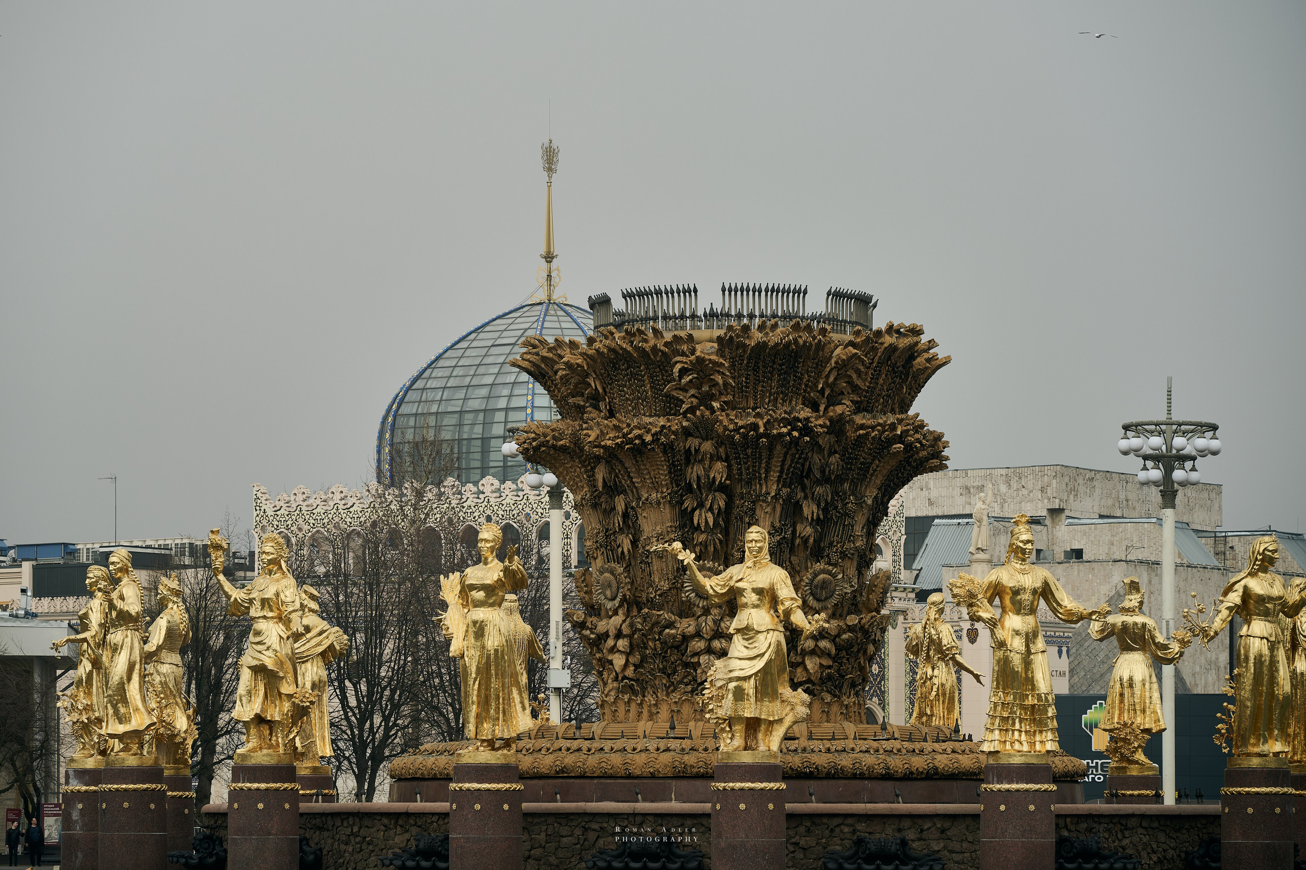 Туманное утро на ВДНХ. Фотограф Роман Адлер