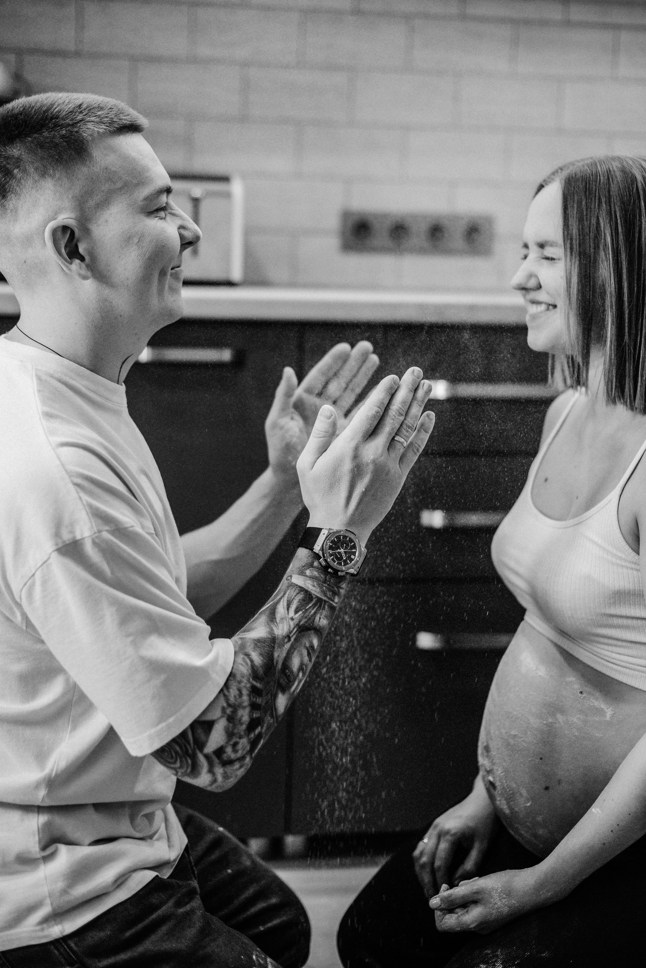 Миша и Ирина в ожидании чуда в домашней обстановке. Свадебный и портретный фотограф в Липецке Юлия Свит