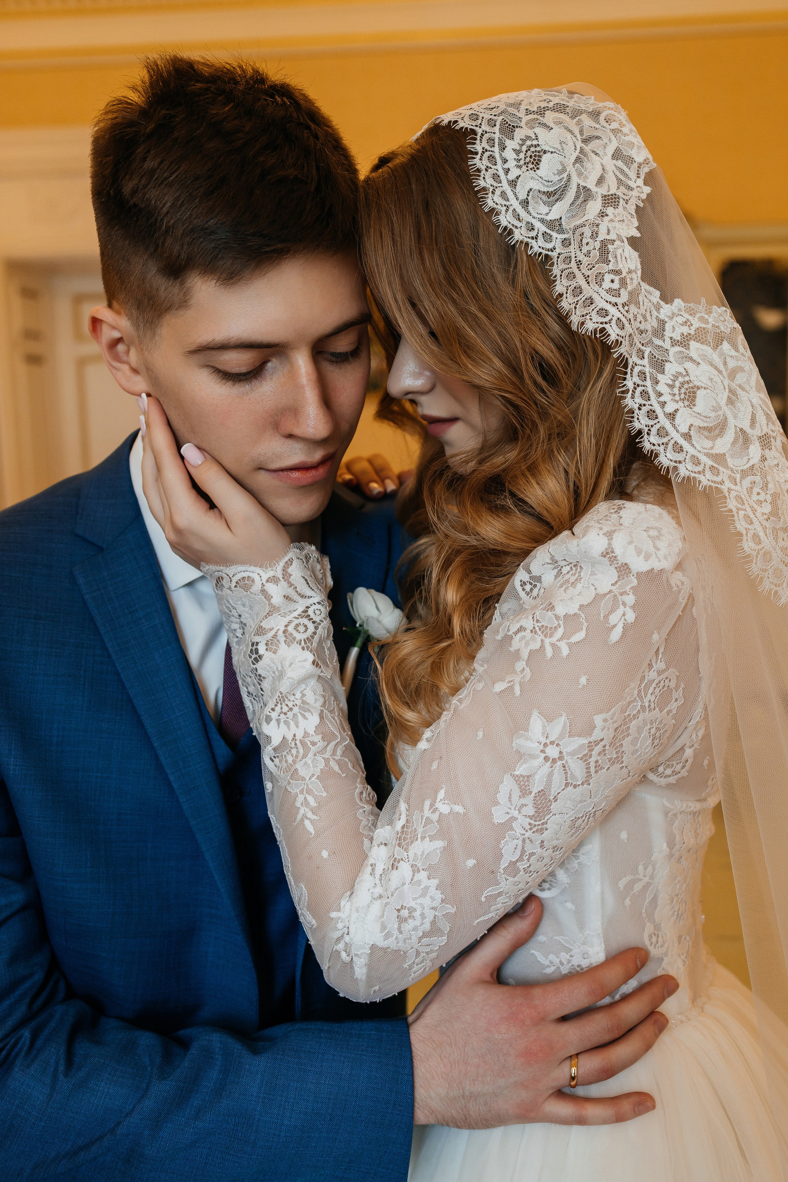 Роскошное утро пары в номере отеля. Олег Сверчков | Свадебный фотограф Вологда