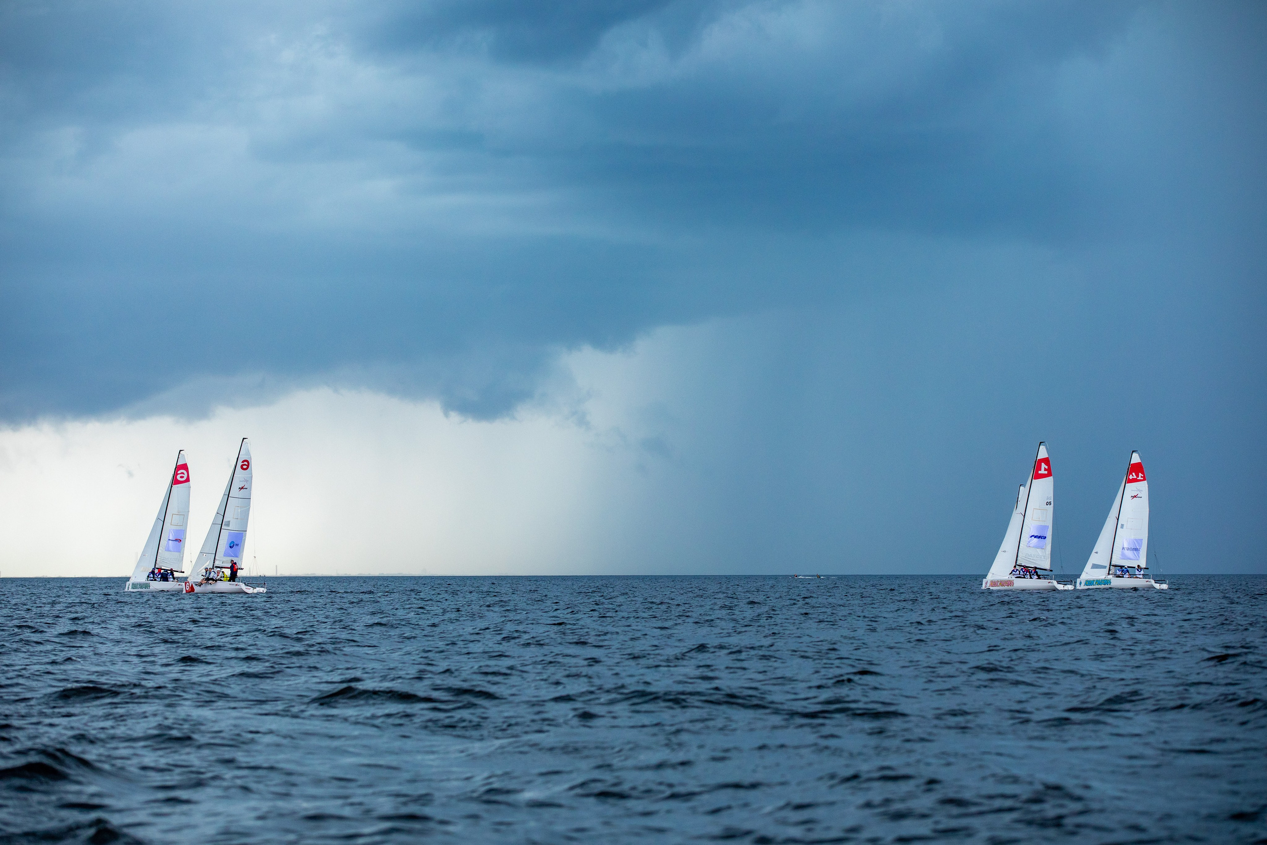Красивый пейзаж на Финском заливе. Парусная регата во время грозы.