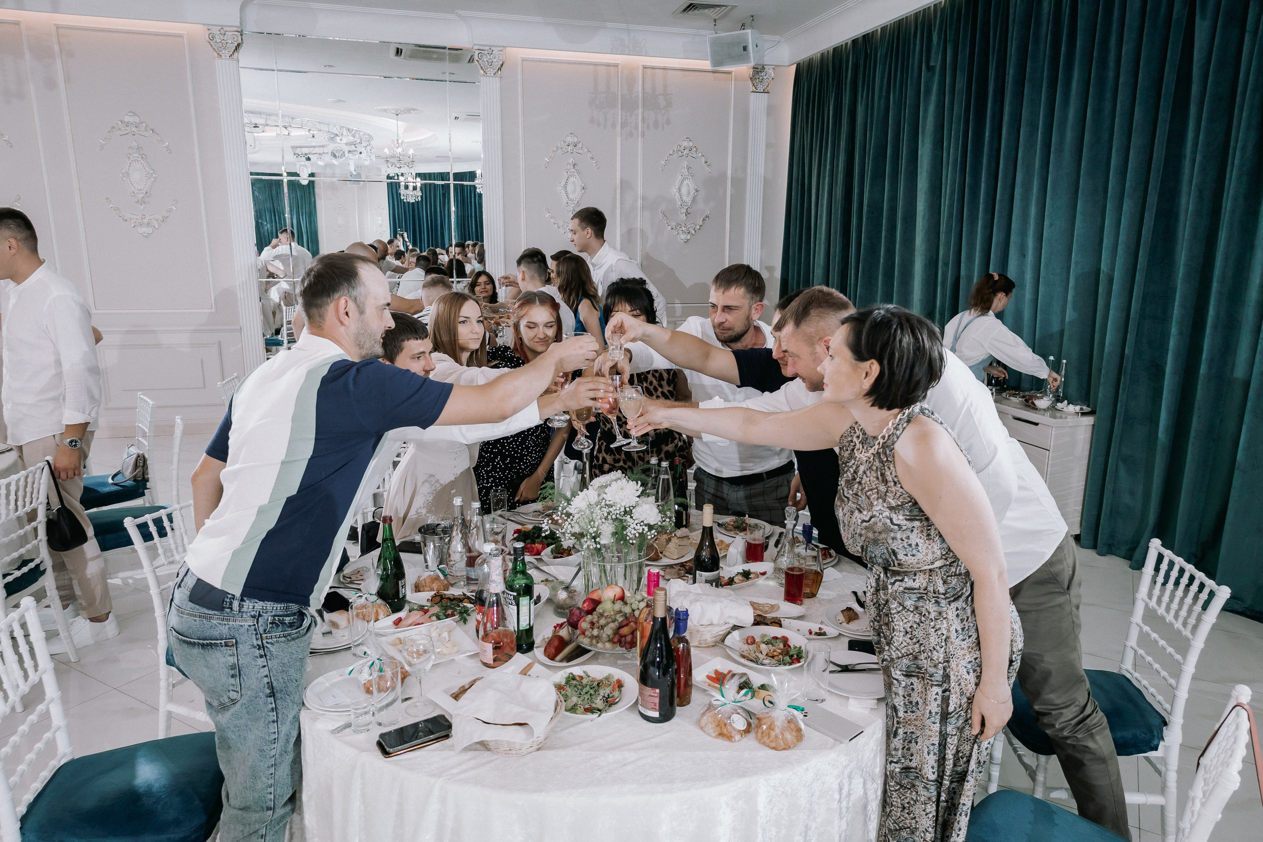 Свадебная прогулка. Эвелина и Дмитрий. Свадебная фотография. Арина Рубах