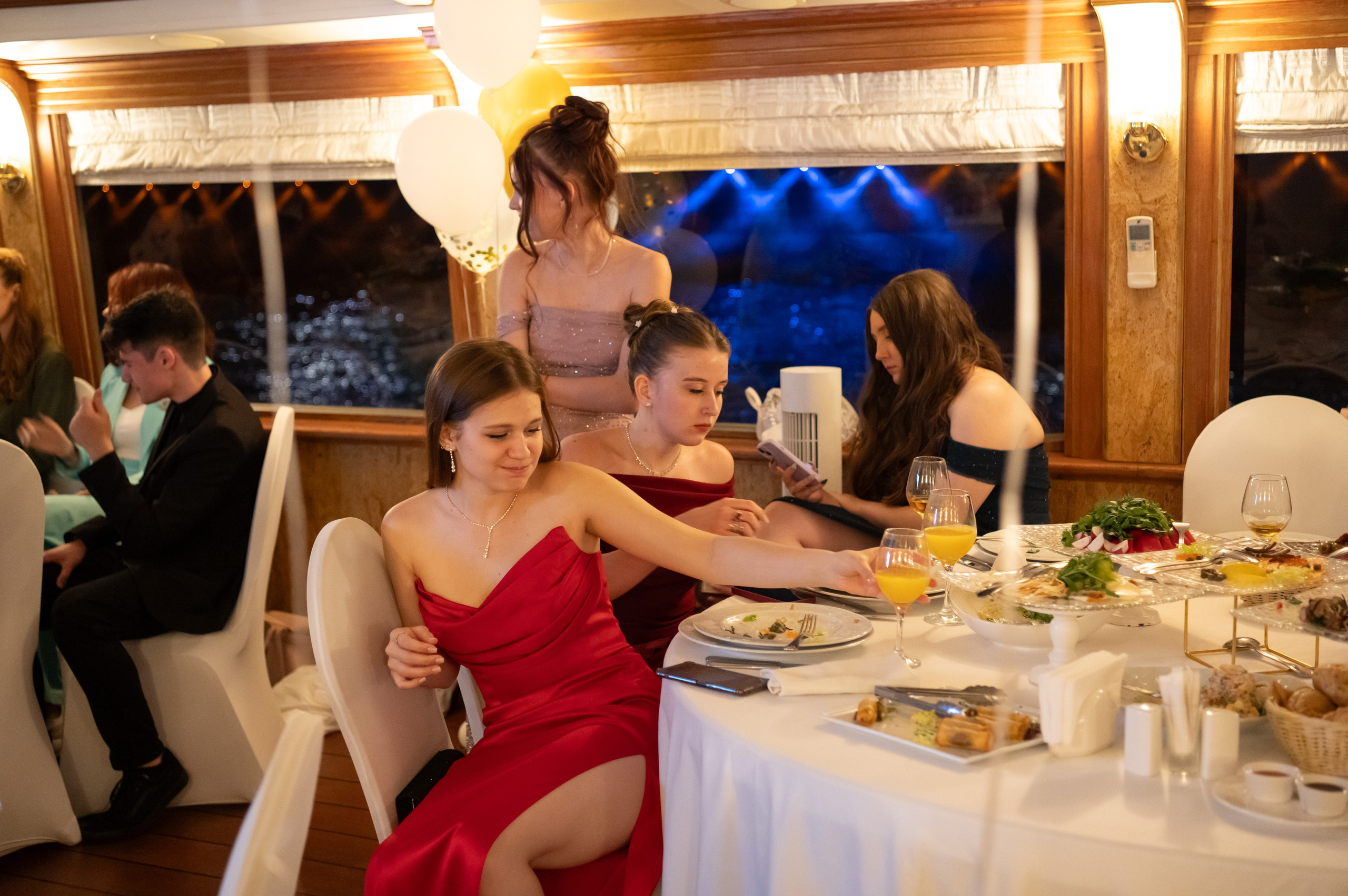 Выпускной вечер 11 класс на теплоходе. Детский и семейный фотограф г. Москва Оксана Катаджи