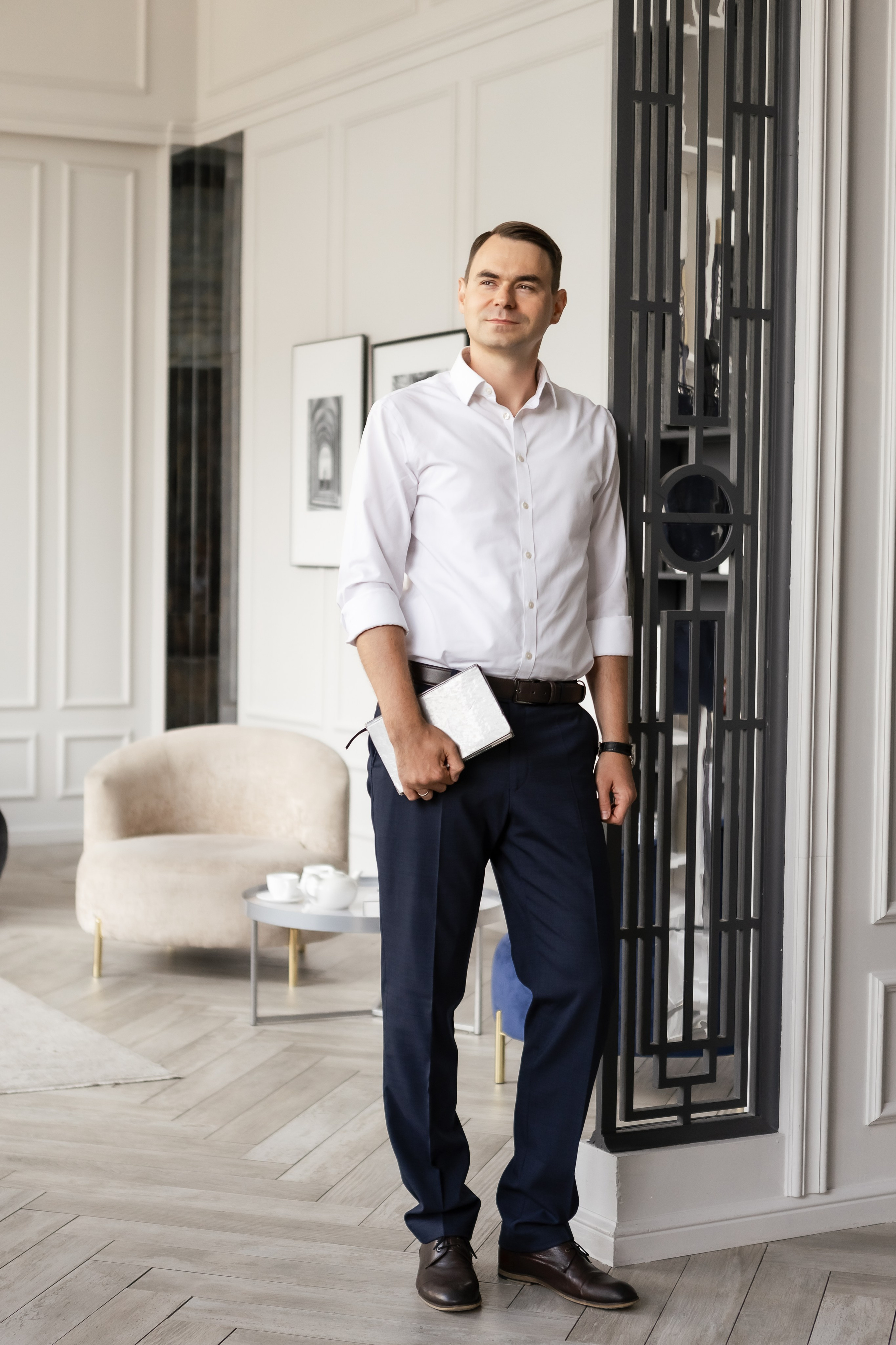 Портрет мужчины в студийной обстановке