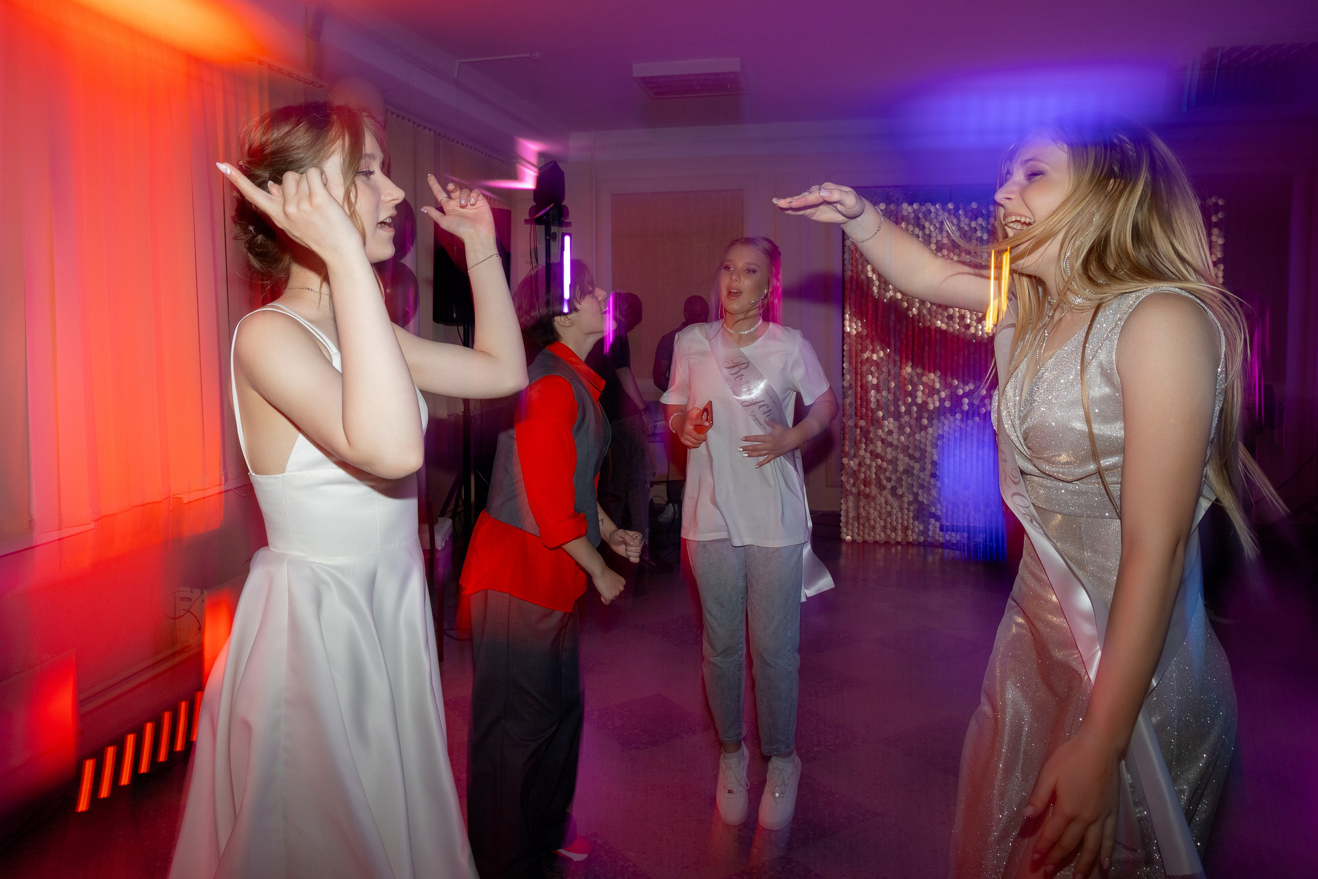 Школьный выпускной 2024 год в Соколе (Минск). Свадебный фотограф в Минске/Беларуси Сергей Спиридонов