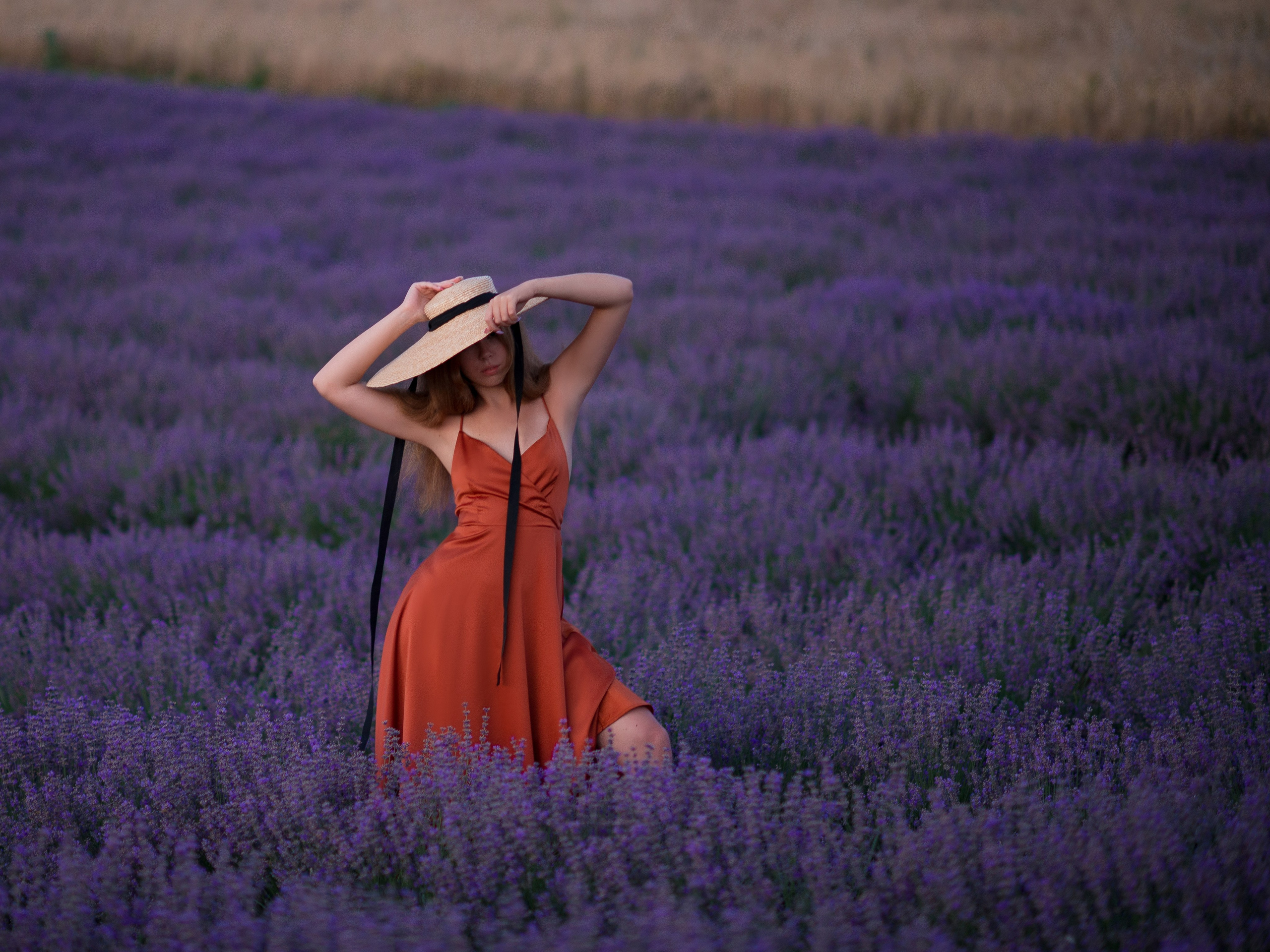 Прокат платья в Севастополе для фотосессии в лавандовом поле 