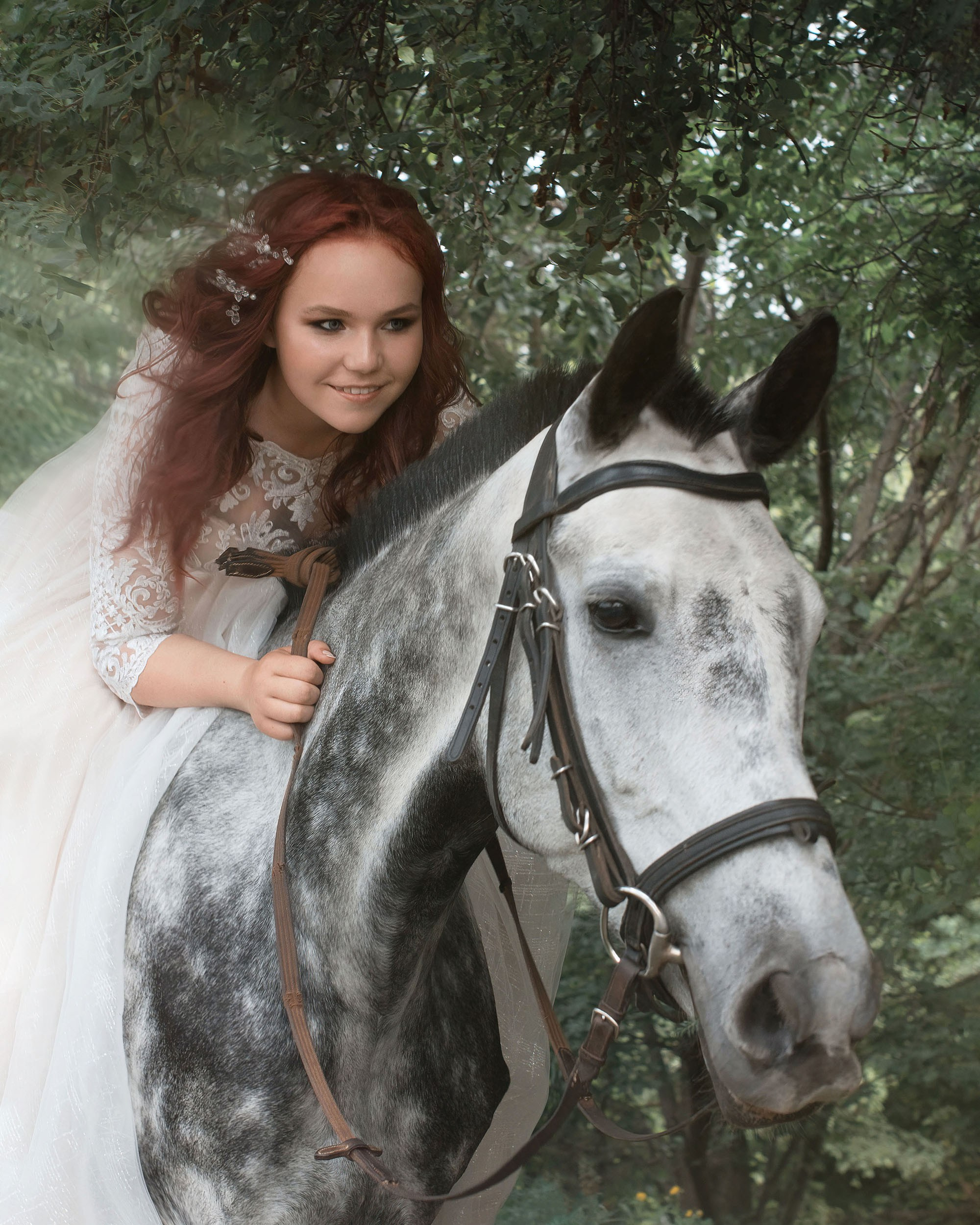 Девушка в белом платье верхом на коне. Портретная фотосессия в Хабаровске.