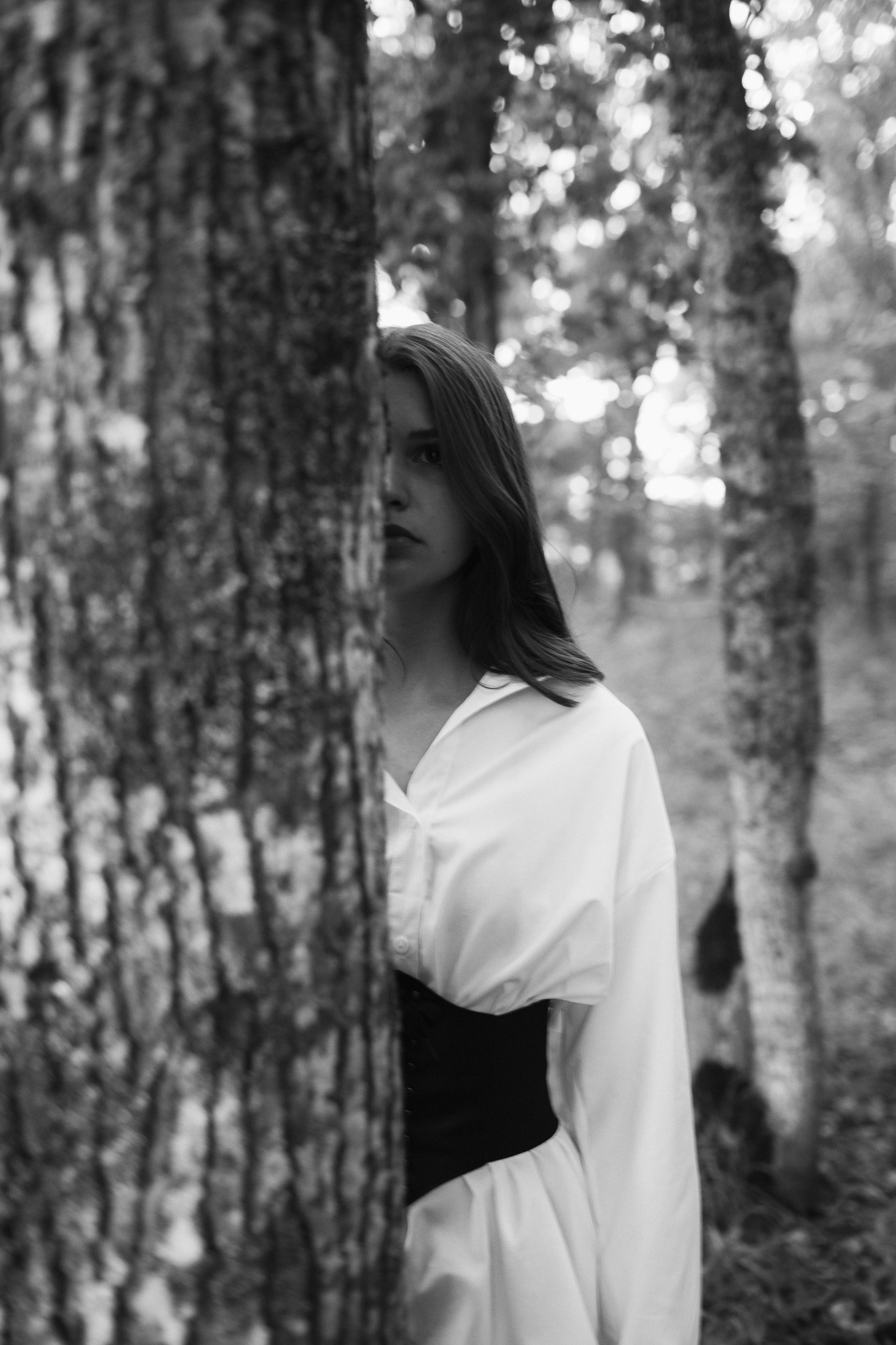 ЧБ фото, природа, фотосессия в лесу, лето, девушка