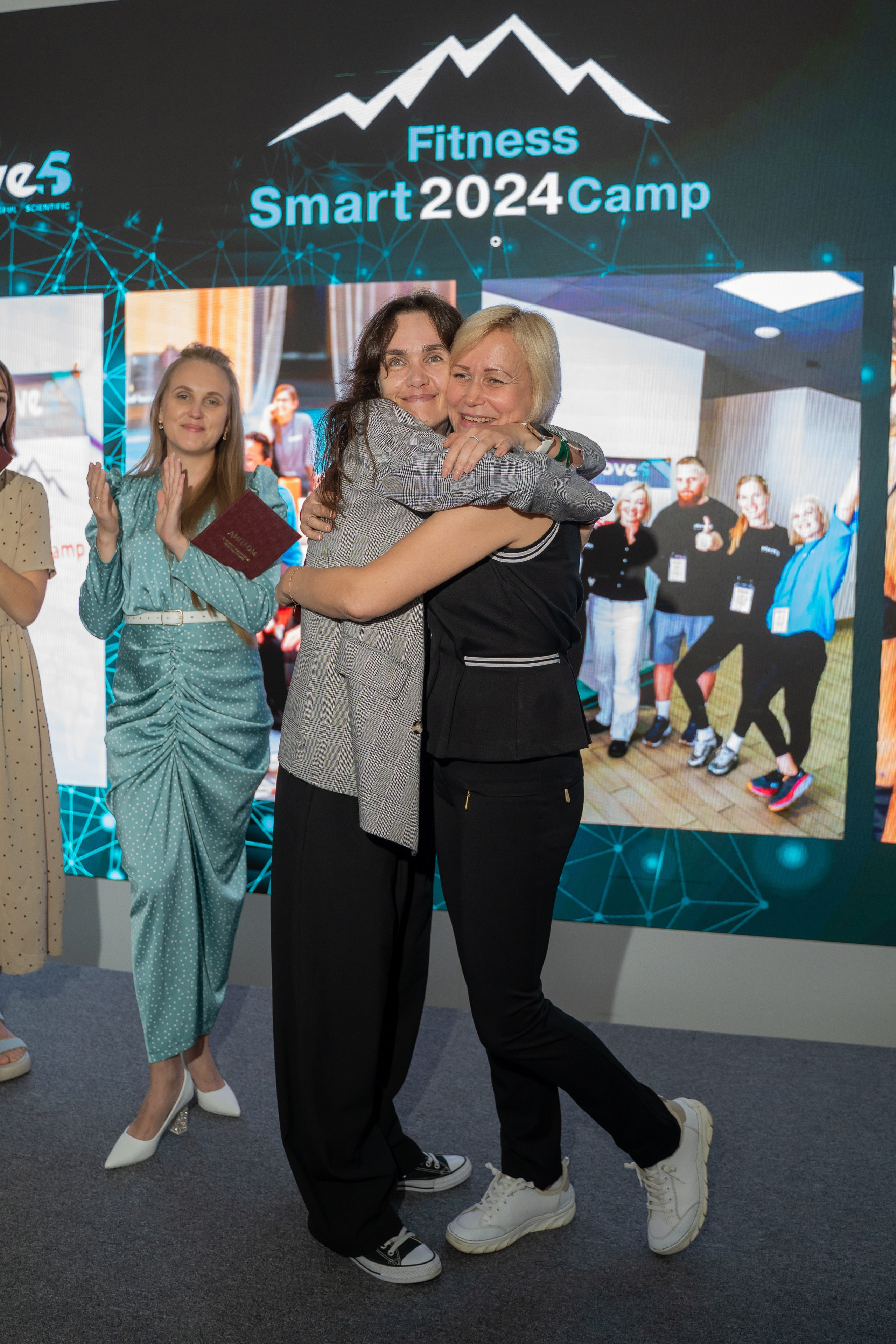 Фотография выдачи дипломов участников "Fitness camp"