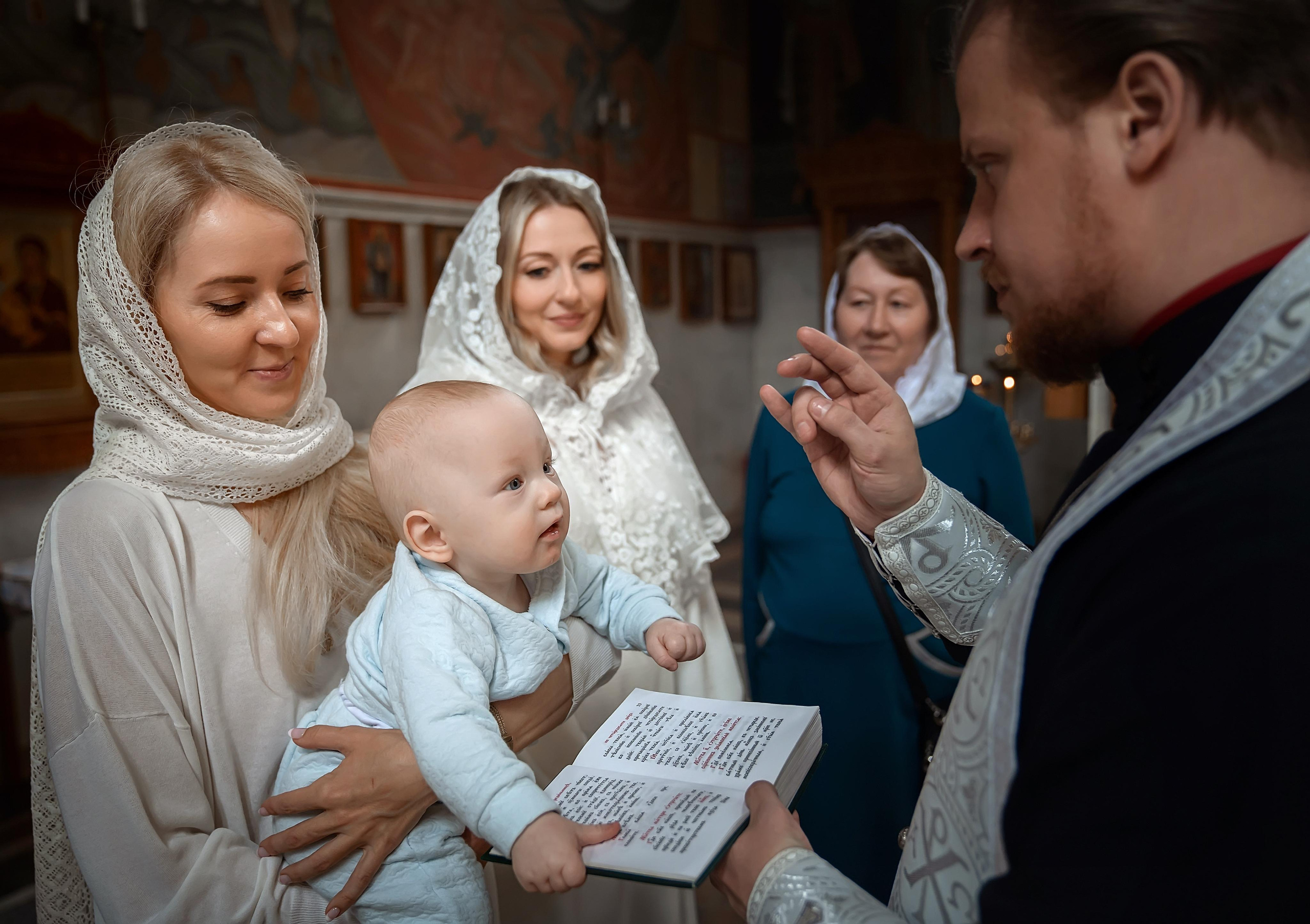 Профессиональная фото и видеосъёмка таинств крещения и венчания, профессиональный фотограф на  крещение венчание Москва, крещение в Королеве