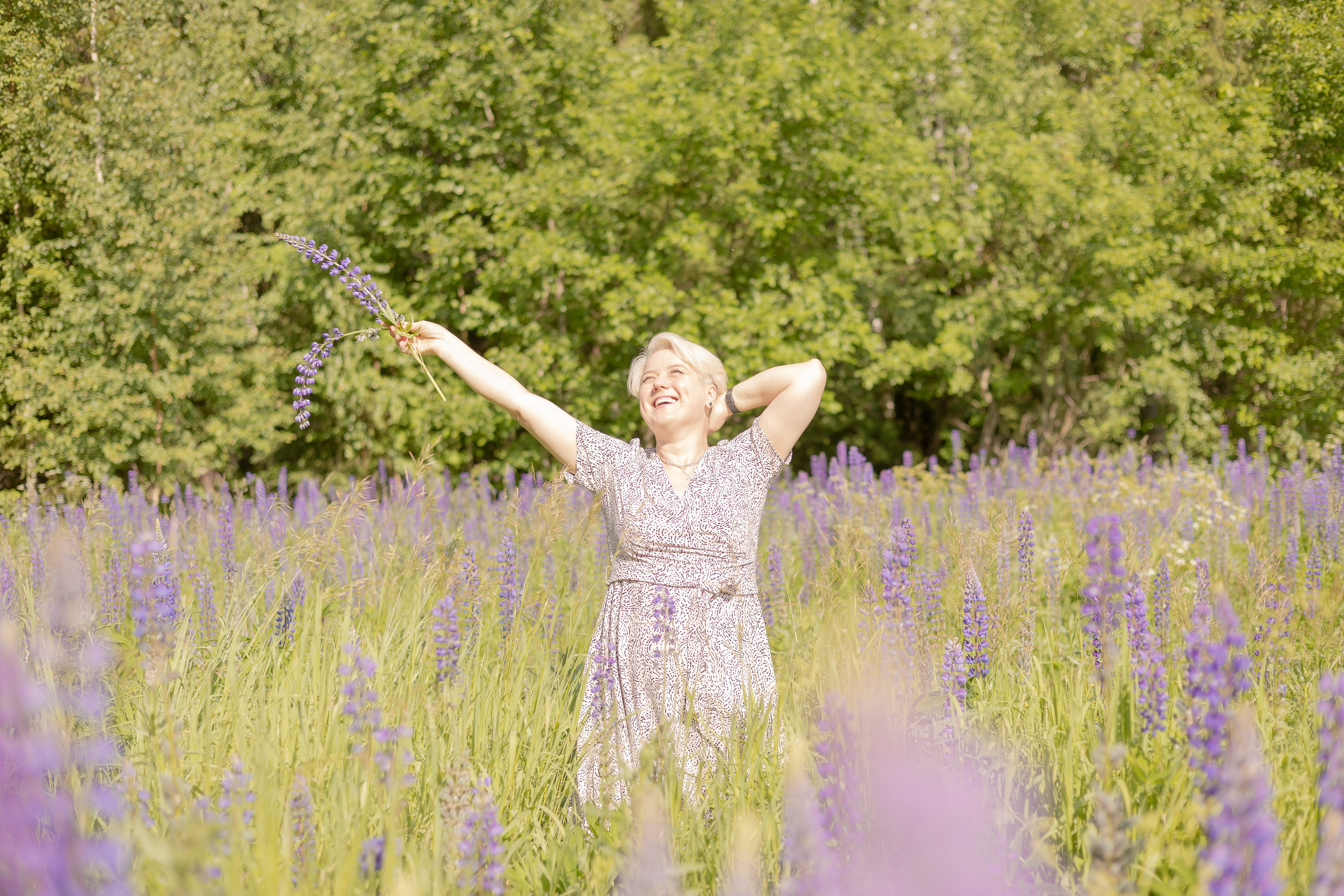 Фотосессия в поле с люпинами