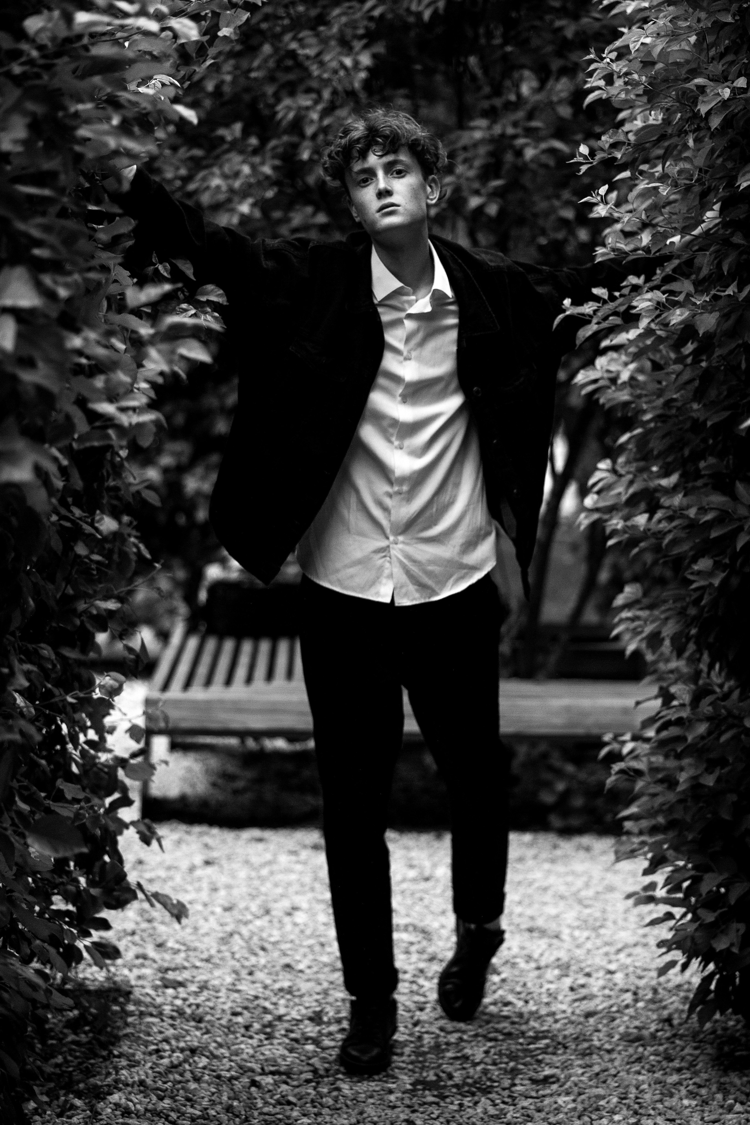 Тимур Модельные тесты — уличная прогулка ВДНХ. Портретный Студийный и уличный фотограф Москва. Индивидуальные, Семейные, Беременность, Будуар, Каталог, контент съемки для блога и бизнеса