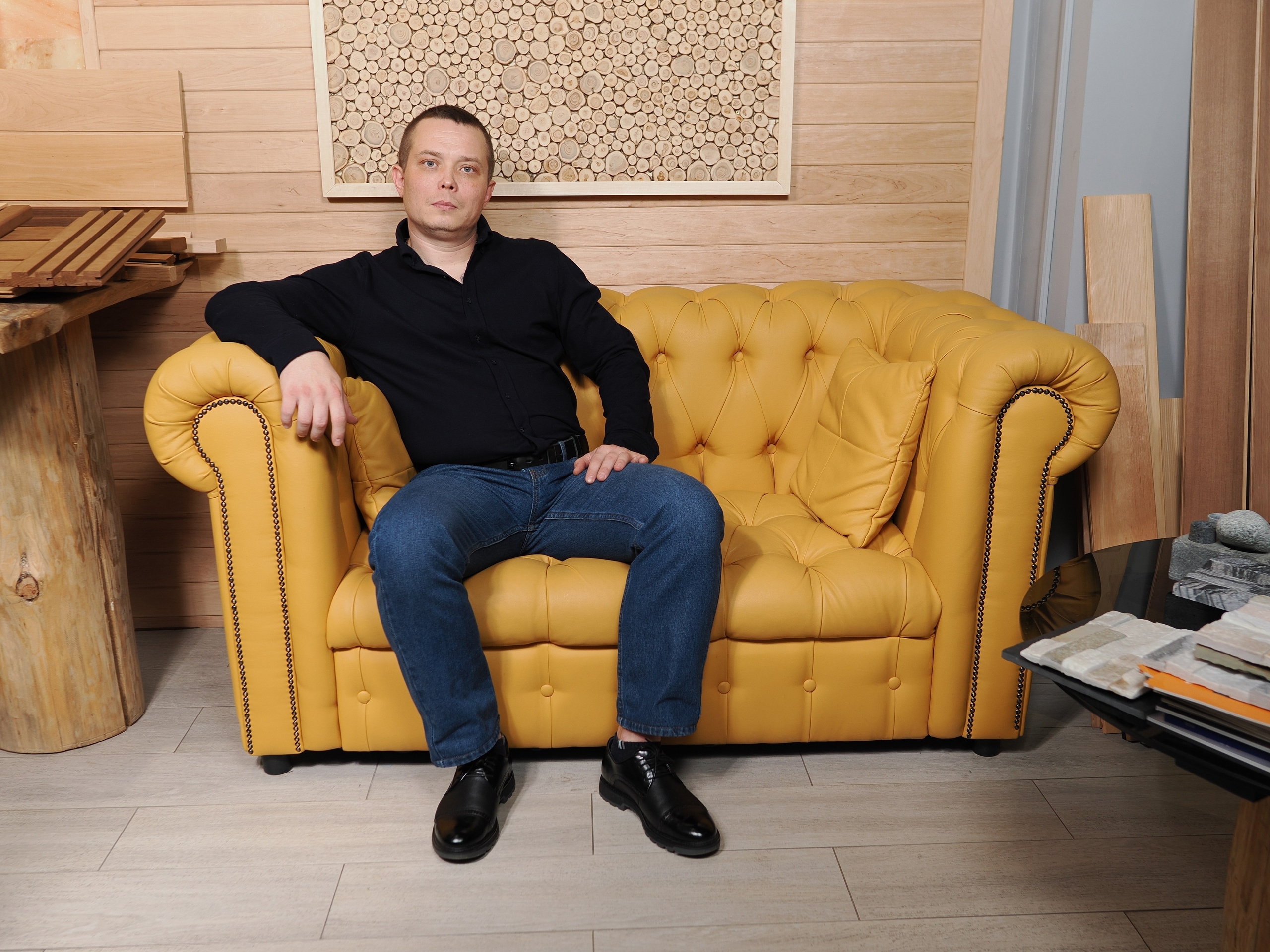 Фото мужчина на диване в офисе по продаже саун в Москве