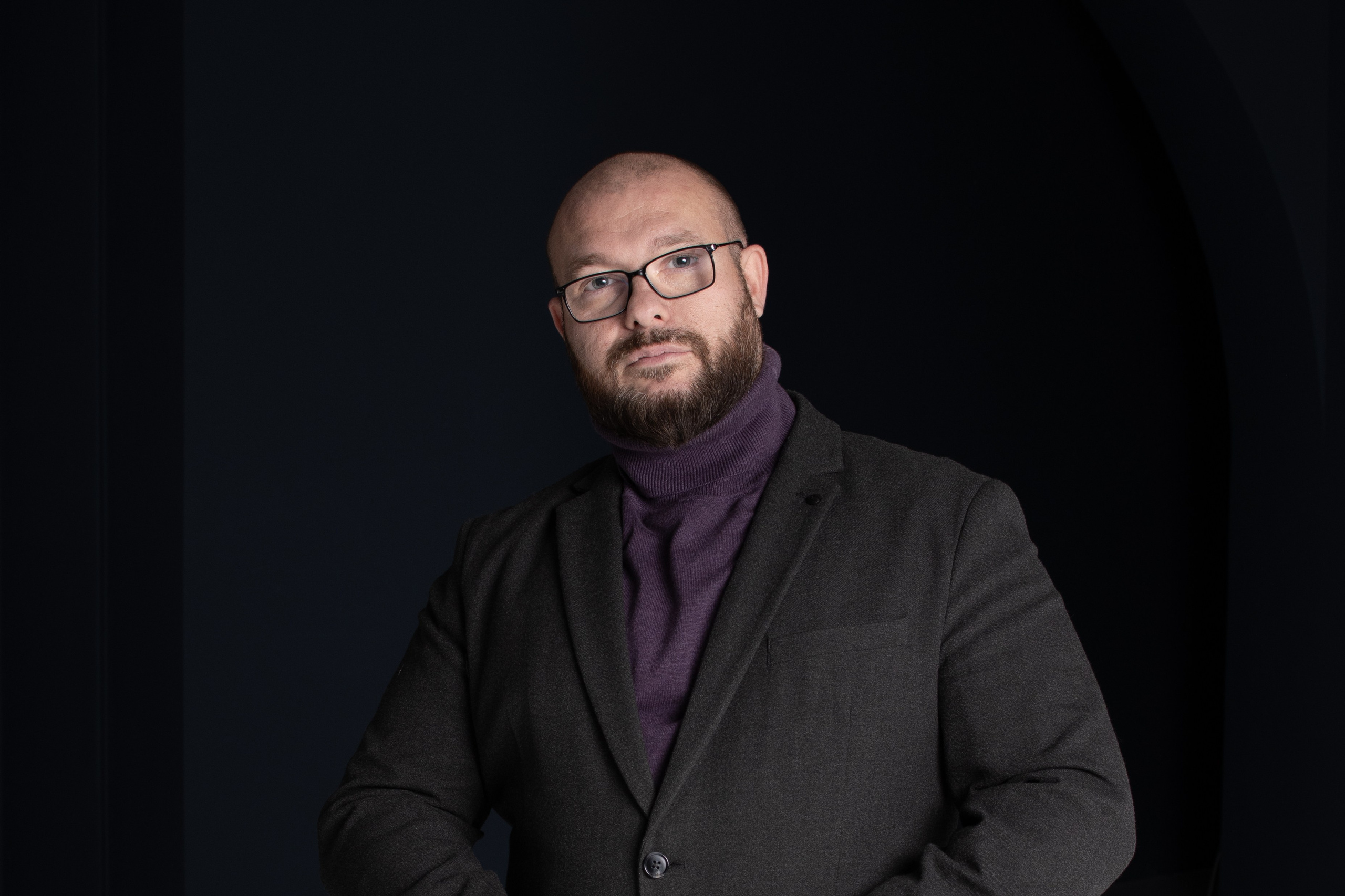 Портретная съёмка. Вячеслав Хасаншин Фотограф для бизнеса Екатеринбург — контент для сайта и соцсетей под ключ