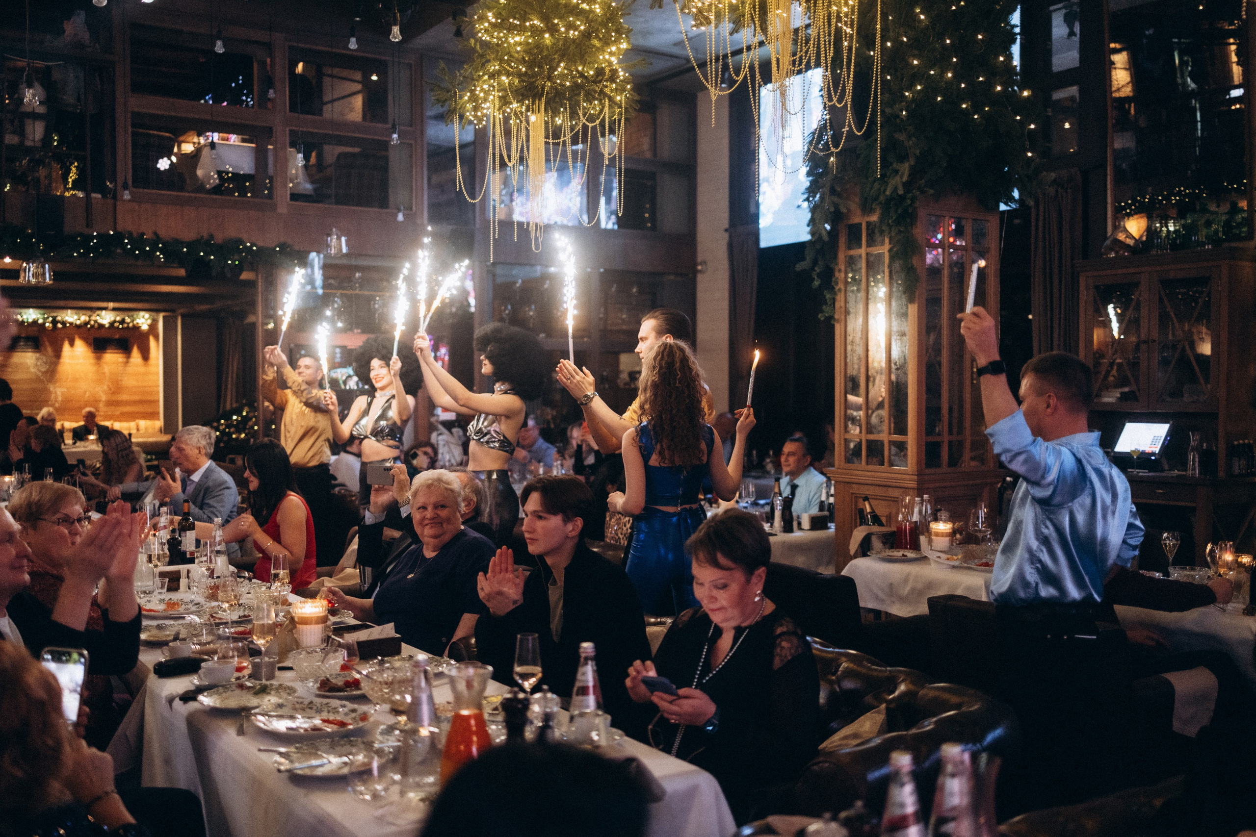 Новогодний корпоратив ресторан Рибай. Фотограф Артем Бросов в Санкт-Петербурге и Дубае