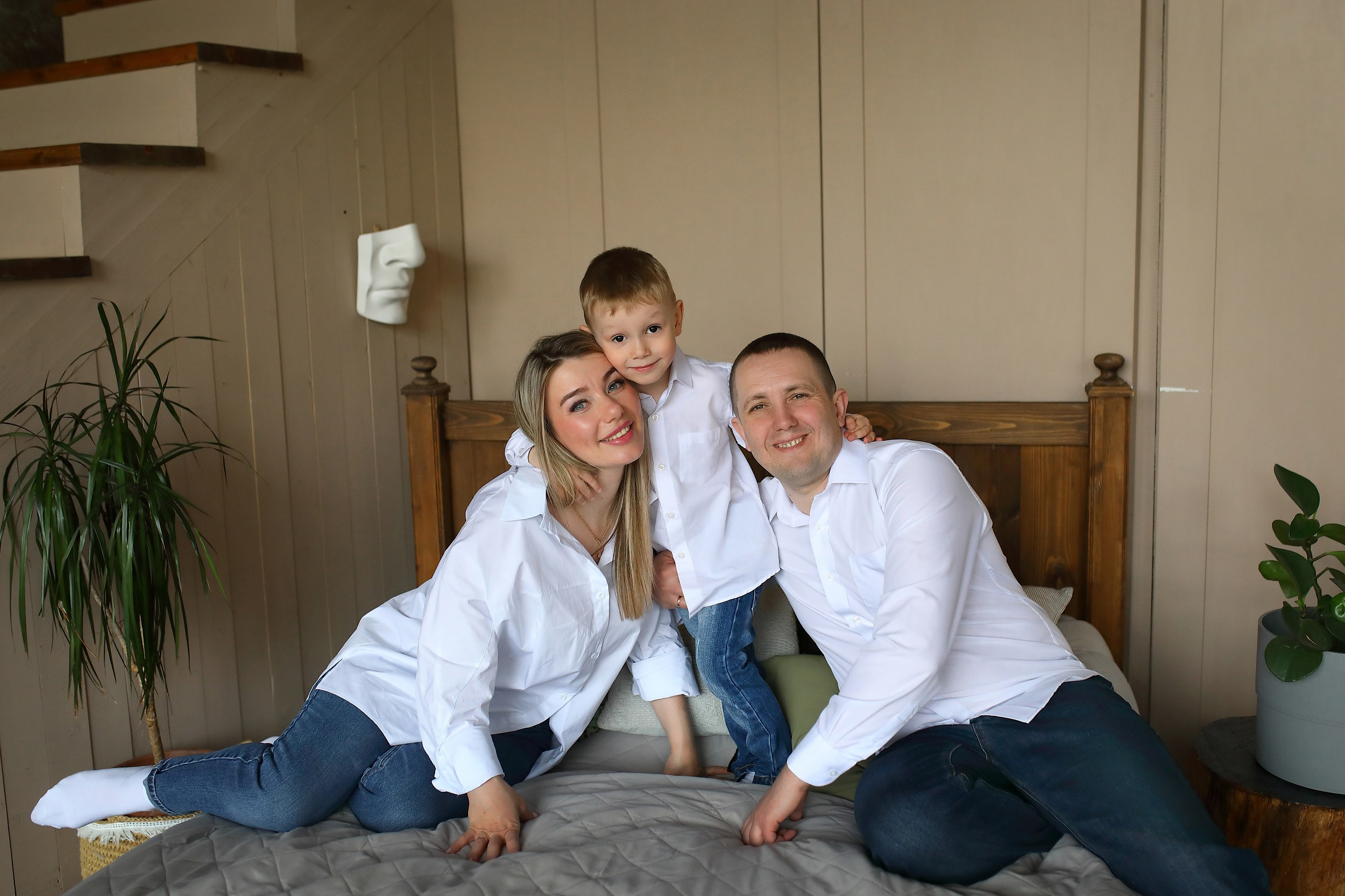 Семейные фотосессии в студии. Свадебный и семейный фотограф и видеограф в Екатеринбурге Полянские Тимур и Анастасия