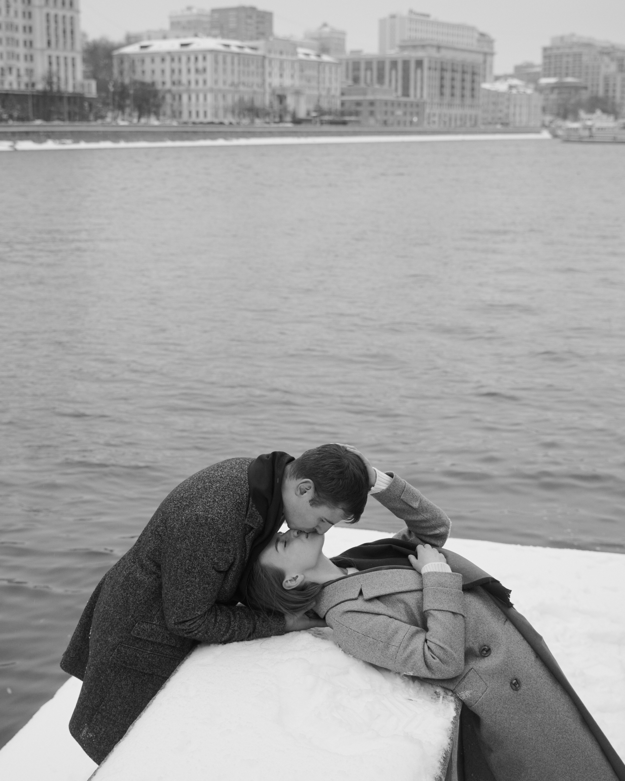 Любовь начинается с поцелуя. Minflo Photographer