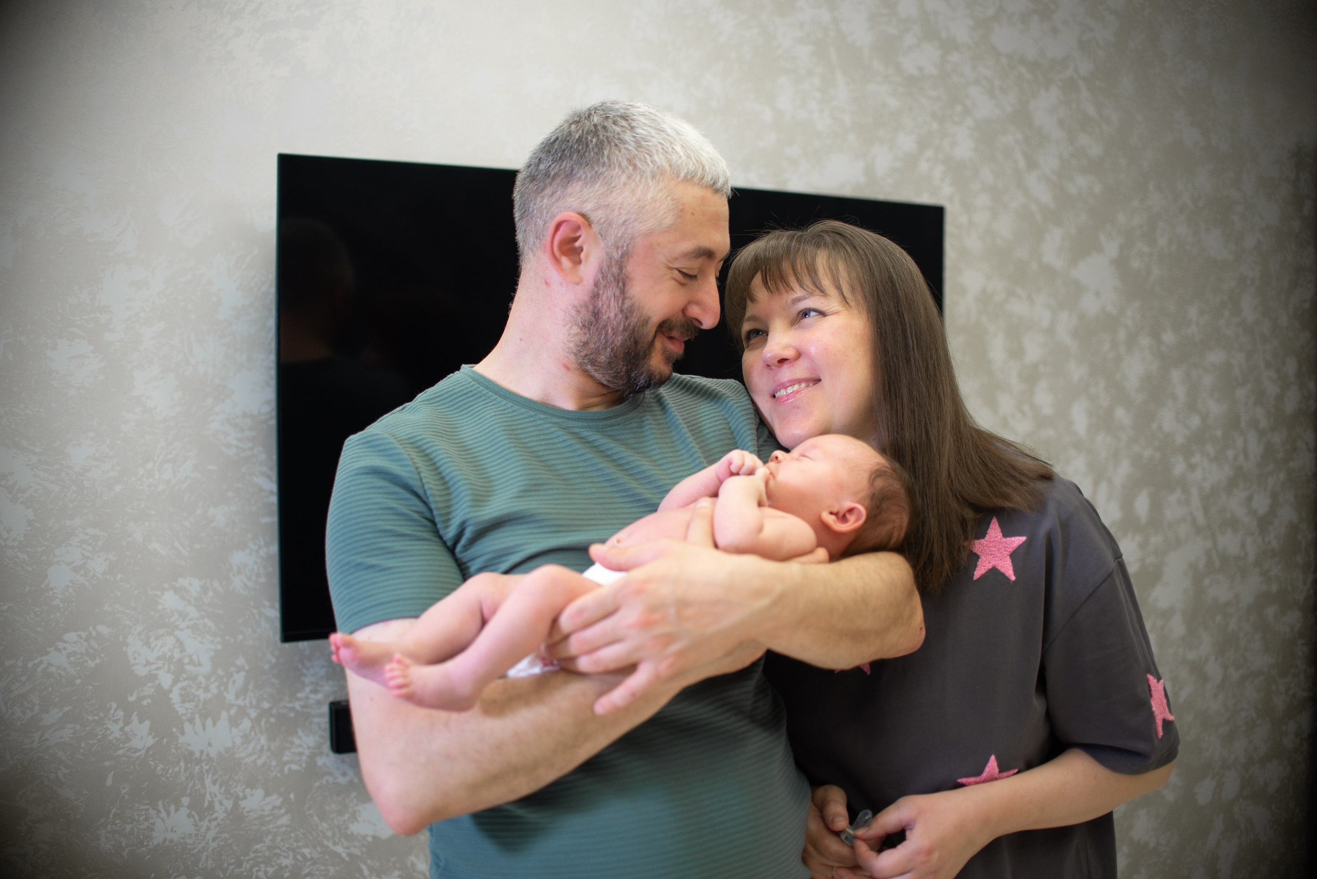 Крошка Манэ дома с родителями. Семейный фотограф на выписку из роддома и крещение Минск Настя Гришук