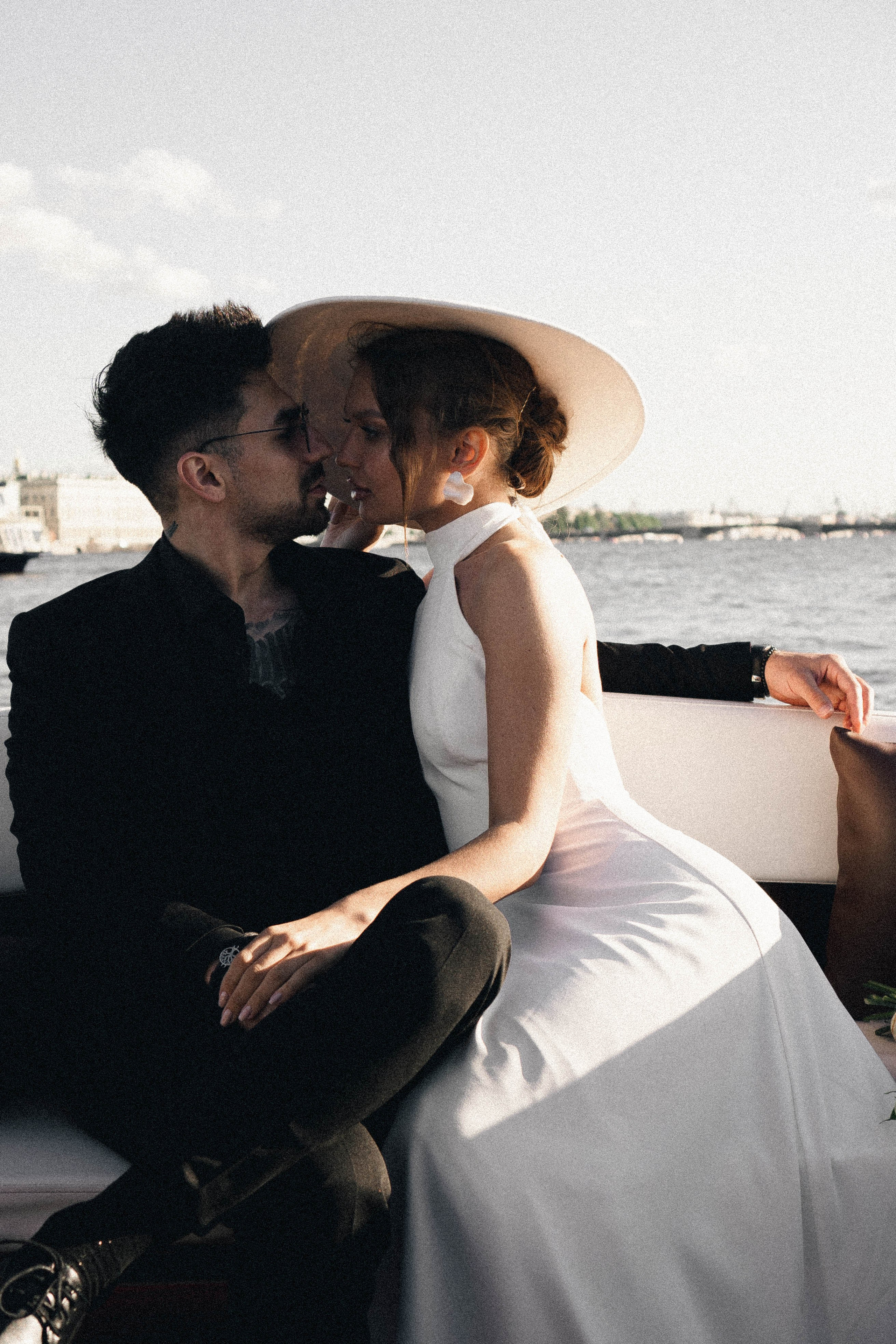 СВАДЕНБНАЯ СЬЕМКА НА КАТЕРЕ ПО КАНАЛАМ САНКТ-ПЕТЕРБУРГА И В АКВАТОРИИ НЕВЫ. Профессиональный фотограф, Санкт-Петербург — Виктория Богомолова