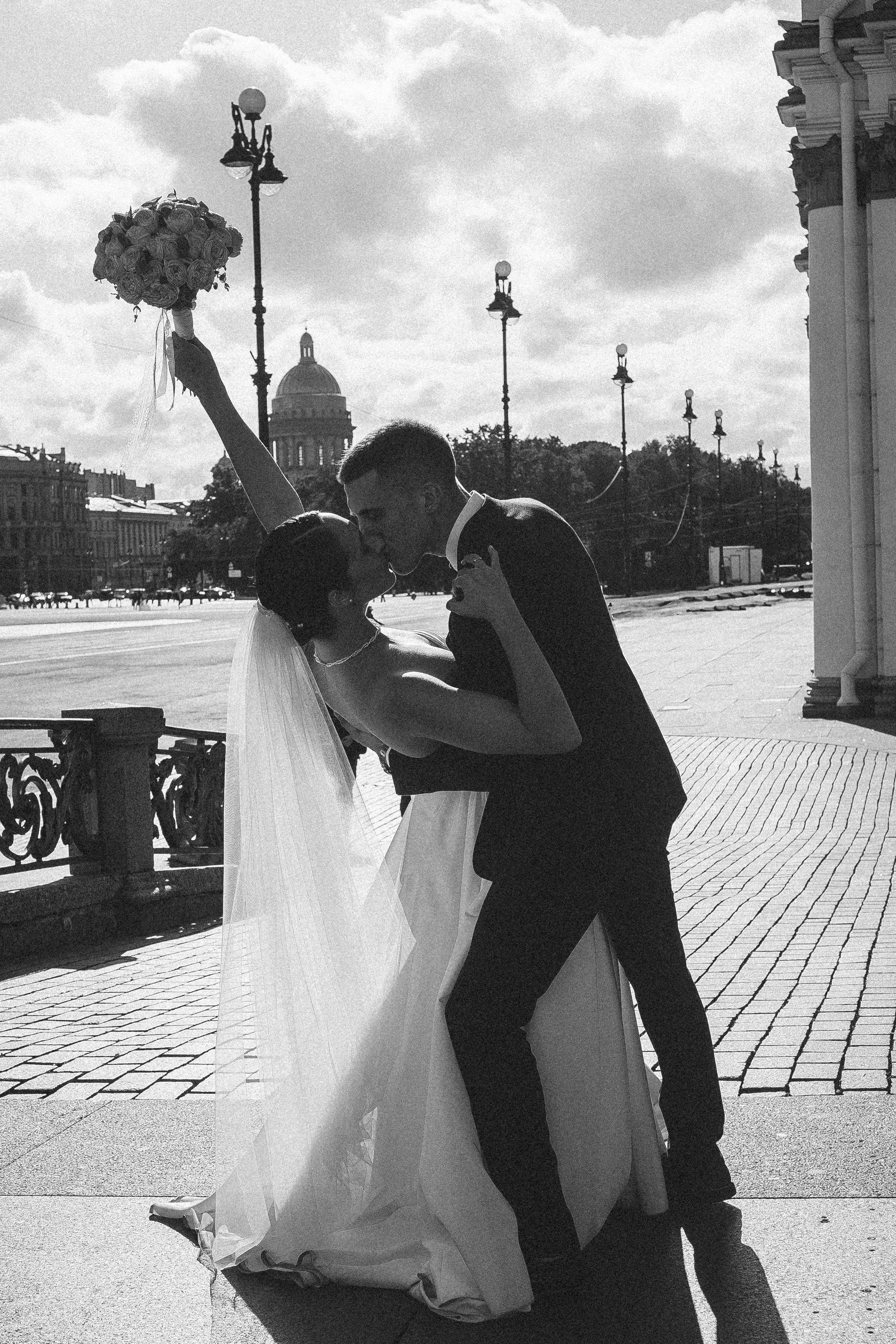 СВАДЕБНАЯ ПРОГУЛКА В САНТК-ПЕТЕРБУРГЕ (ИСАКИЕВСКИЙ СОБОР, ЗИМНЯЯ КАНАВКА, ЭРМИТАЖ И БОЛЬШАЯ МОРСКАЯ УЛИЦА). Профессиональный фотограф, Санкт-Петербург — Виктория Богомолова