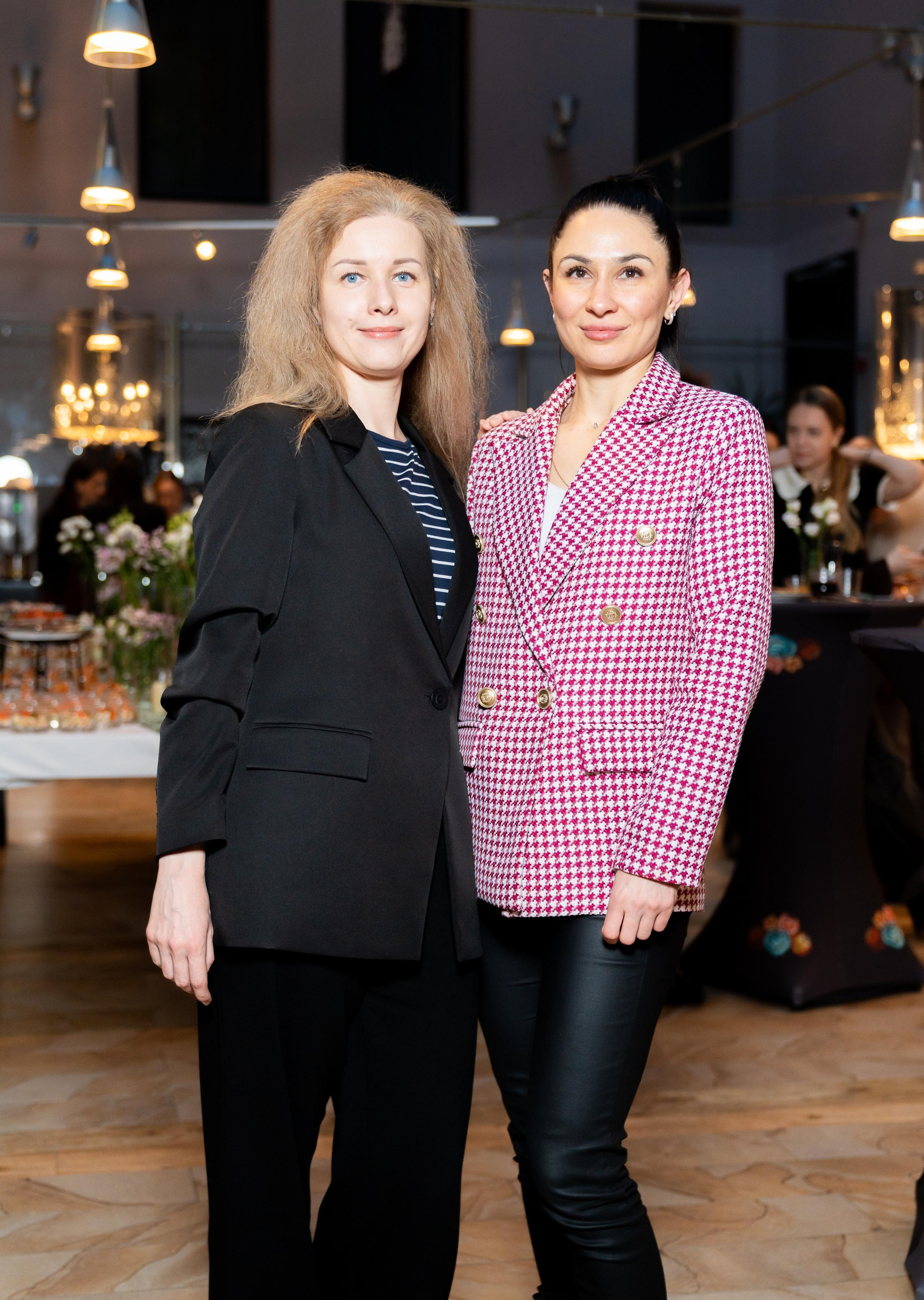 Две женщины в деловых образах на мероприятии. Фото Евгения Мальцева, Radisson Sonya Hotel St. Petersburg.