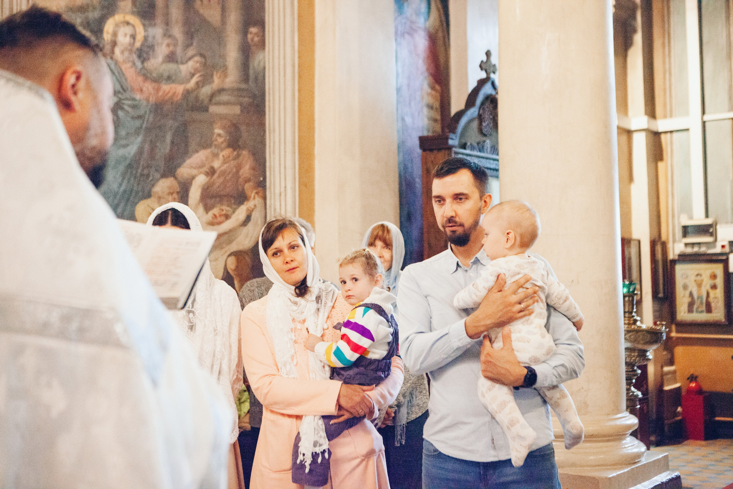 Крещение ребенка в церкви. Фотограф Ольга Ефремова