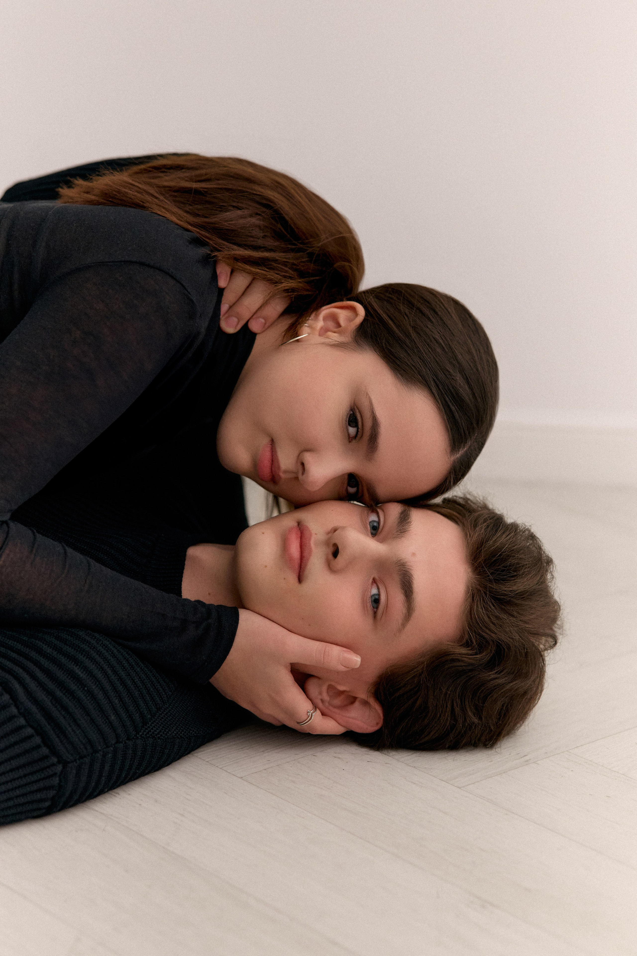 Лавстори в минималистично фотостудии. Сестры Карабаза. Фотографы и ретушеры в Москве и Санкт-Петербурге