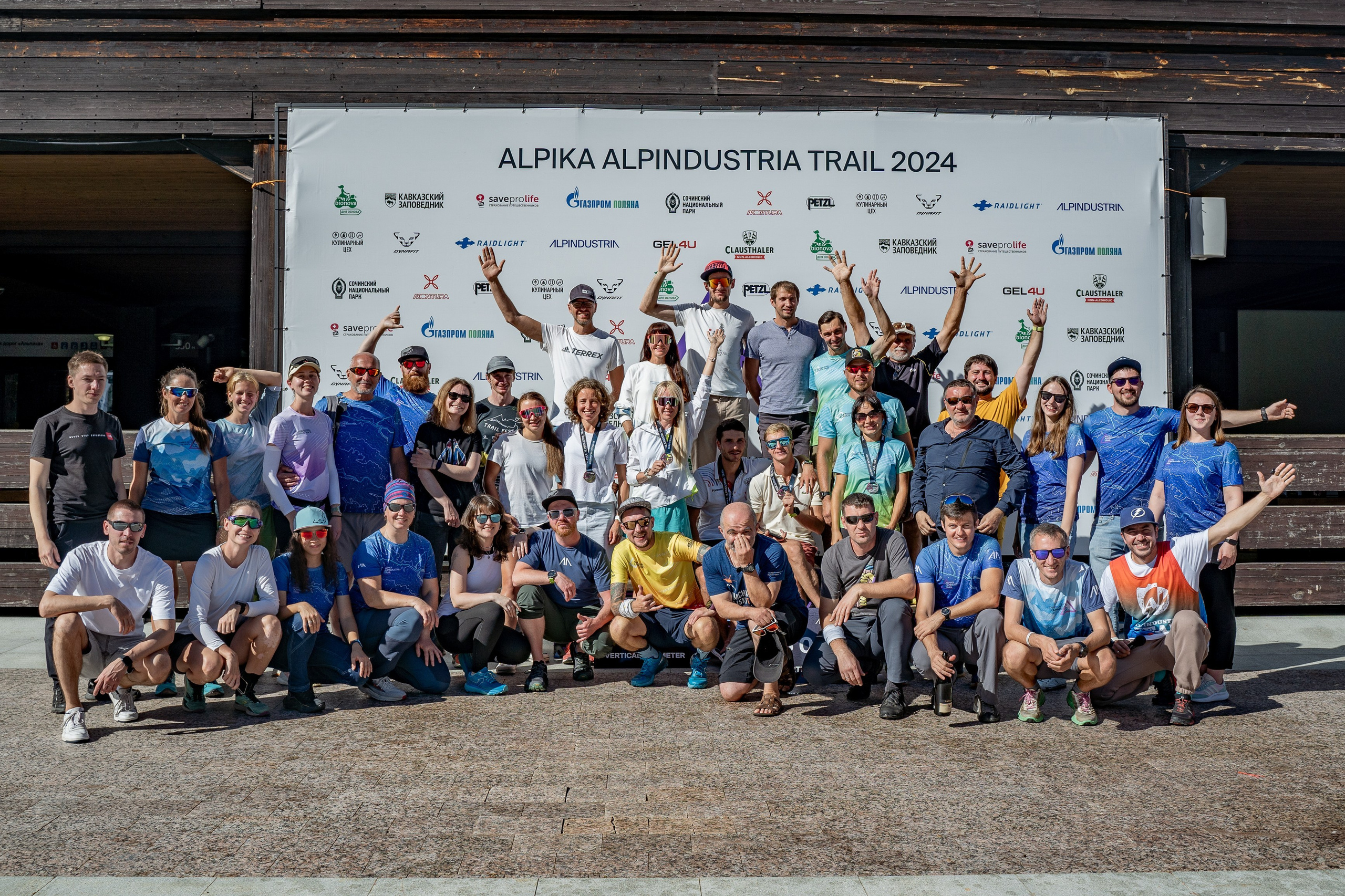 Общее фото участников и организаторов с триатлона