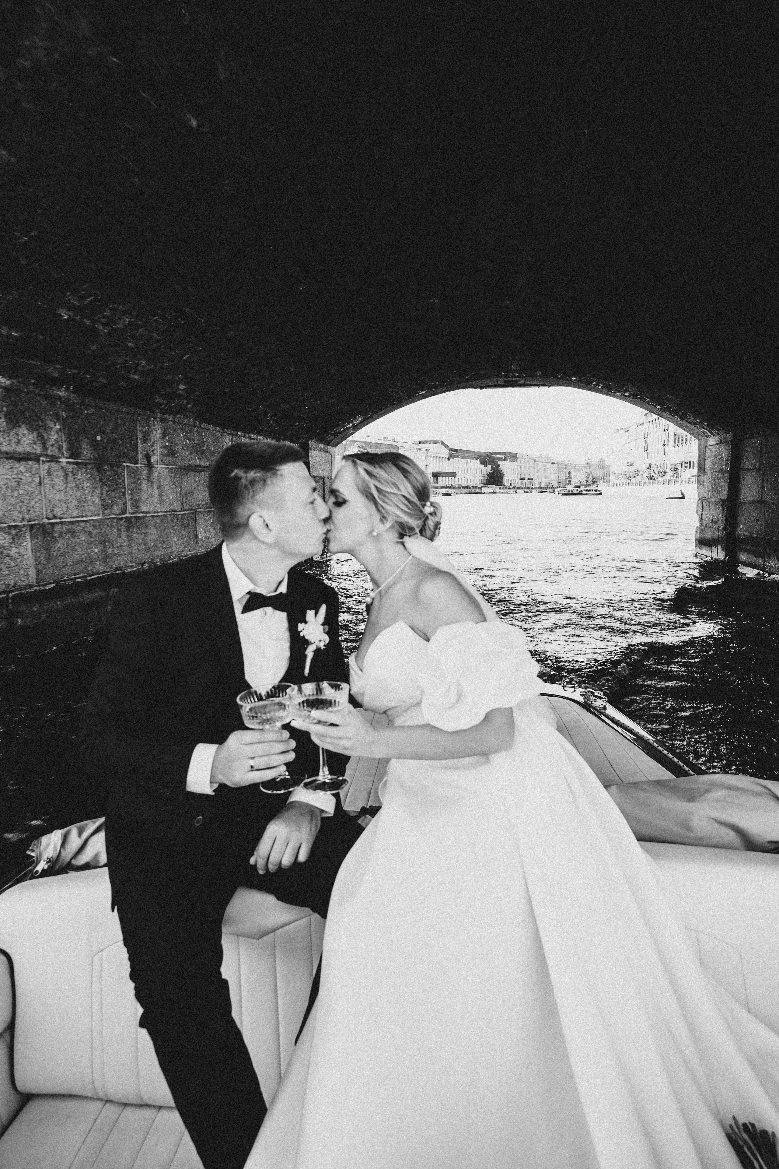 СВАДЕНБНАЯ СЬЕМКА НА КАТЕРЕ ПО КАНАЛАМ САНКТ-ПЕТЕРБУРГА И В АКВАТОРИИ НЕВЫ. Профессиональный фотограф, Санкт-Петербург — Виктория Богомолова