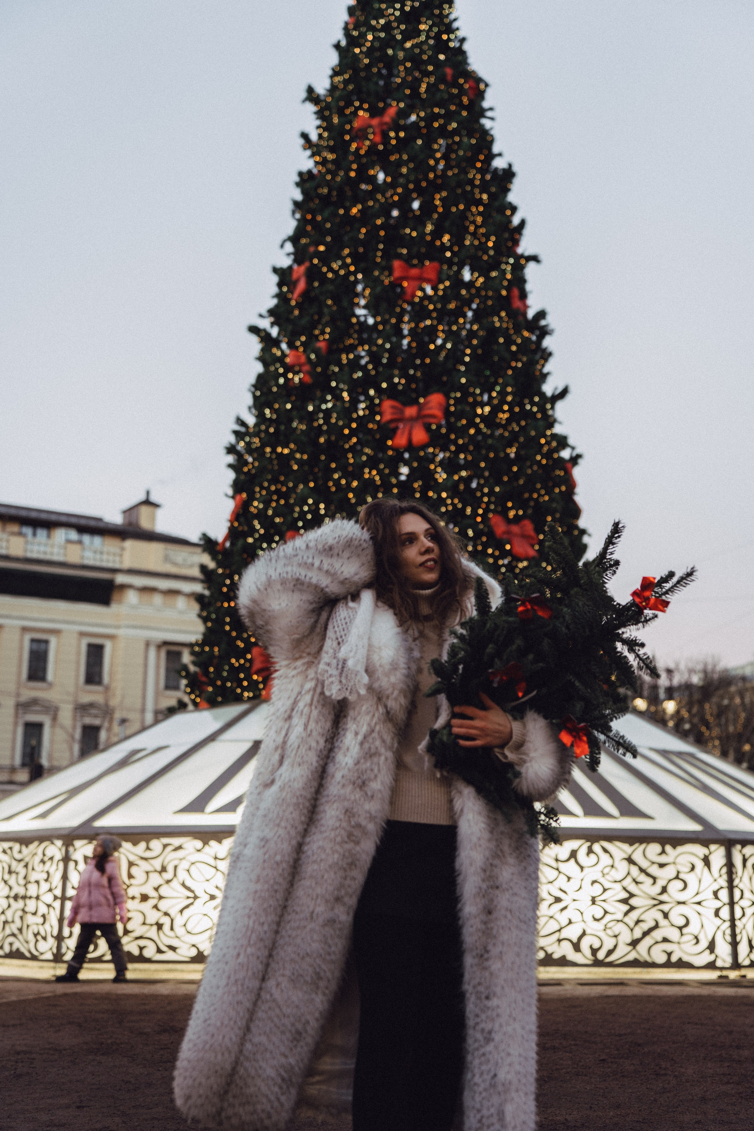ПРОГУЛКА НА МАНЕЖНОЙ ПЛОЩАДИ ДЛЯ ДЕВУШКИ ПЕРЕД НОВЫМ ГОДОМ (НОВОГОДНЯЯ ФОТОСЕССИИЯ НА МАНЕЖНОЙ ПЛОЩАДИ). Профессиональный фотограф, Санкт-Петербург — Виктория Богомолова