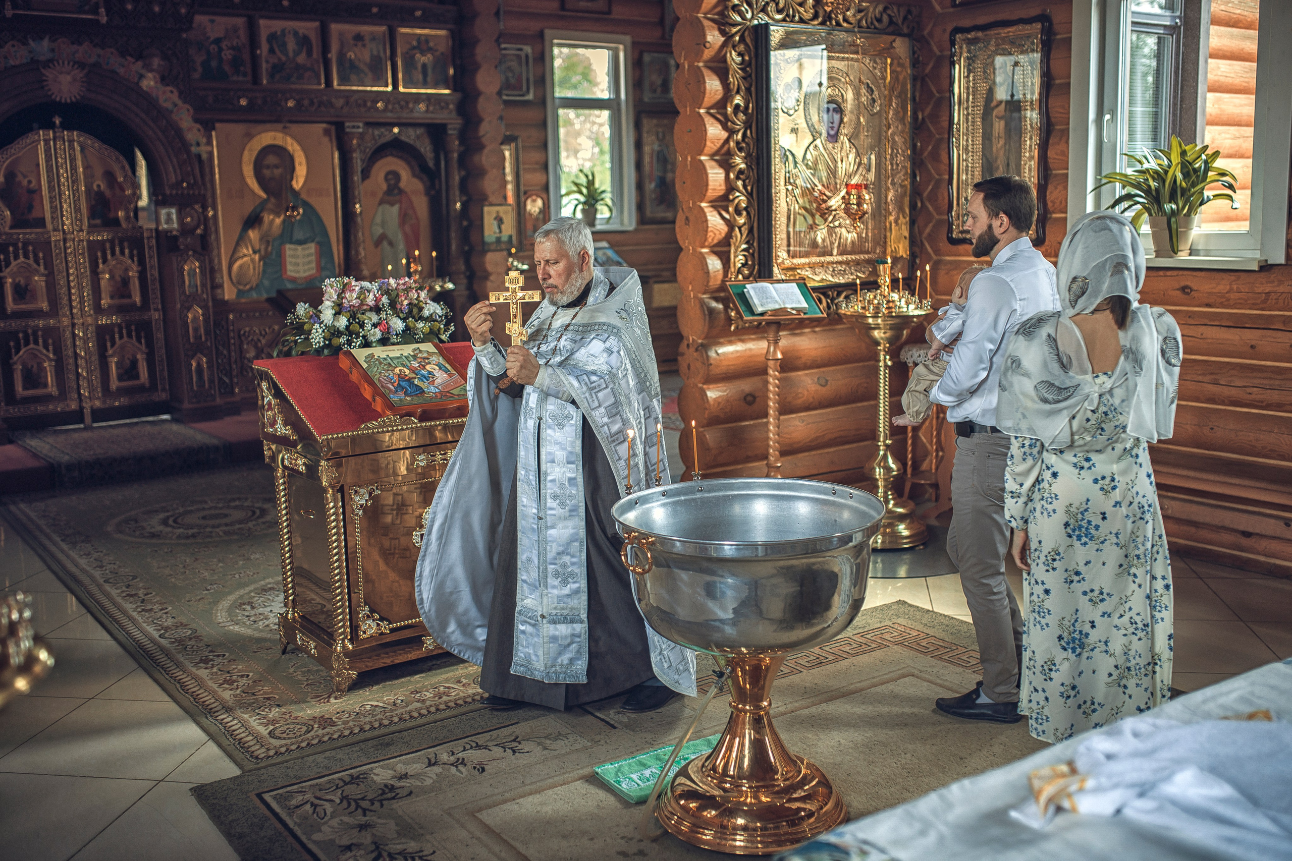 Хождение вокруг купели. Фотограф на крещение в Старом Осколе, фотограф на крестины репортажные кадры крещения крещение в храме Федосеевка