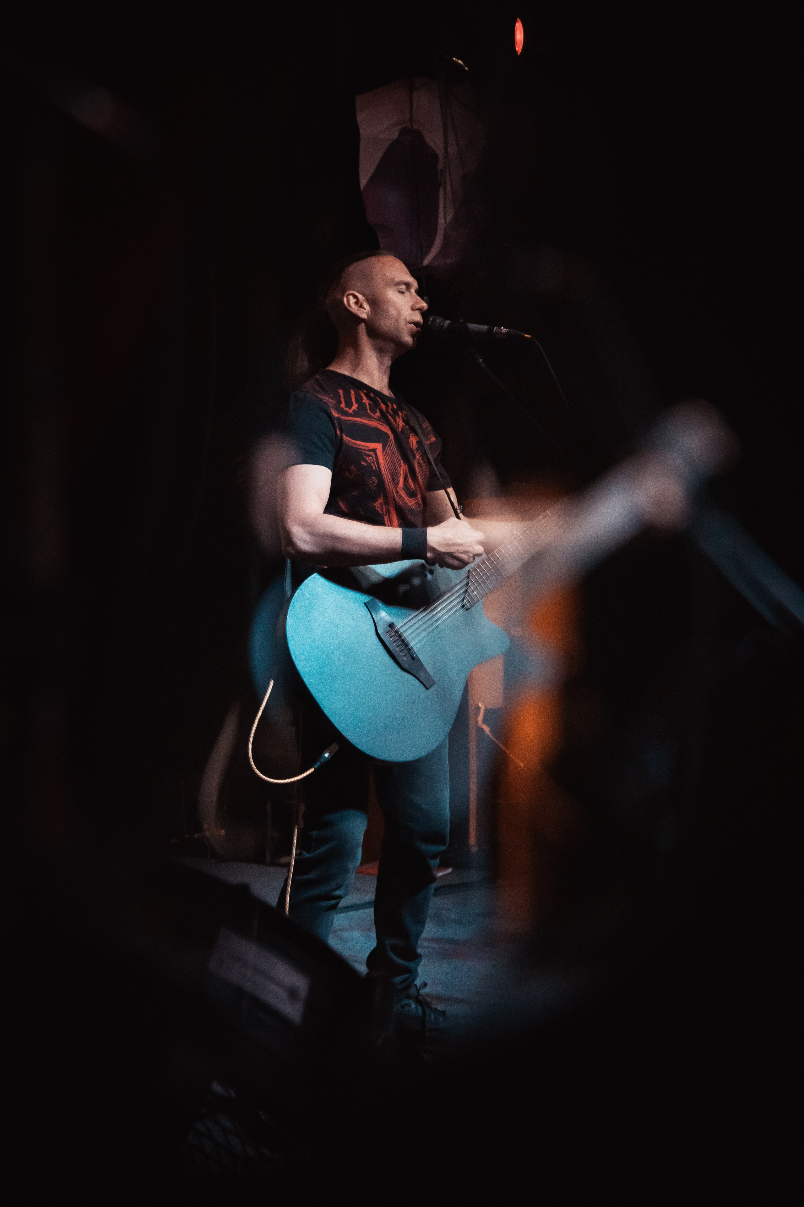 Павел Горловой, Концерт памяти В.Цоя, 16.08.2025, Эрмитаж. Фотограф Регина Крикунова г. Красноярск