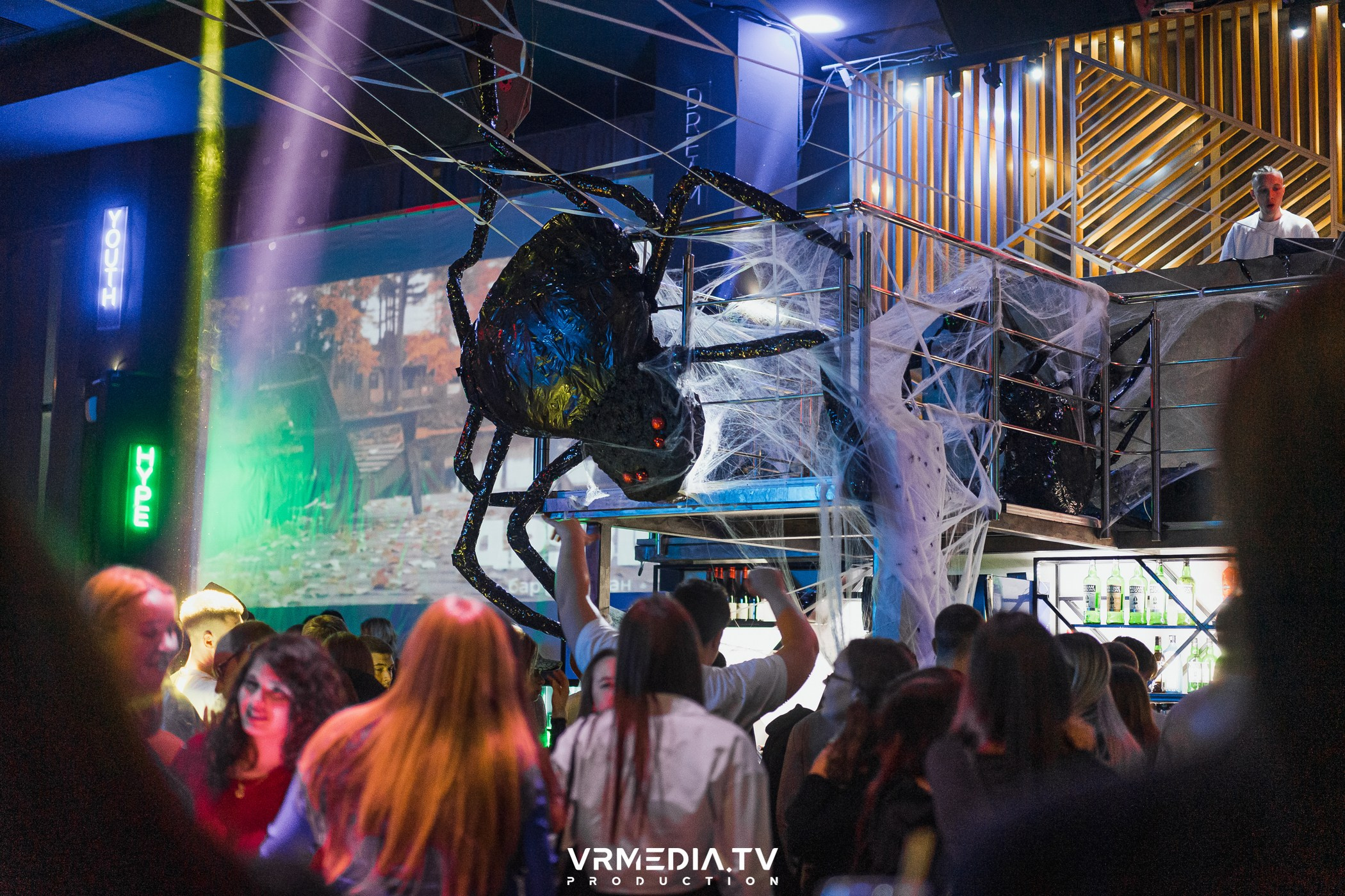 Halloween ARACHNOPHOBIA в баре «Друзья»