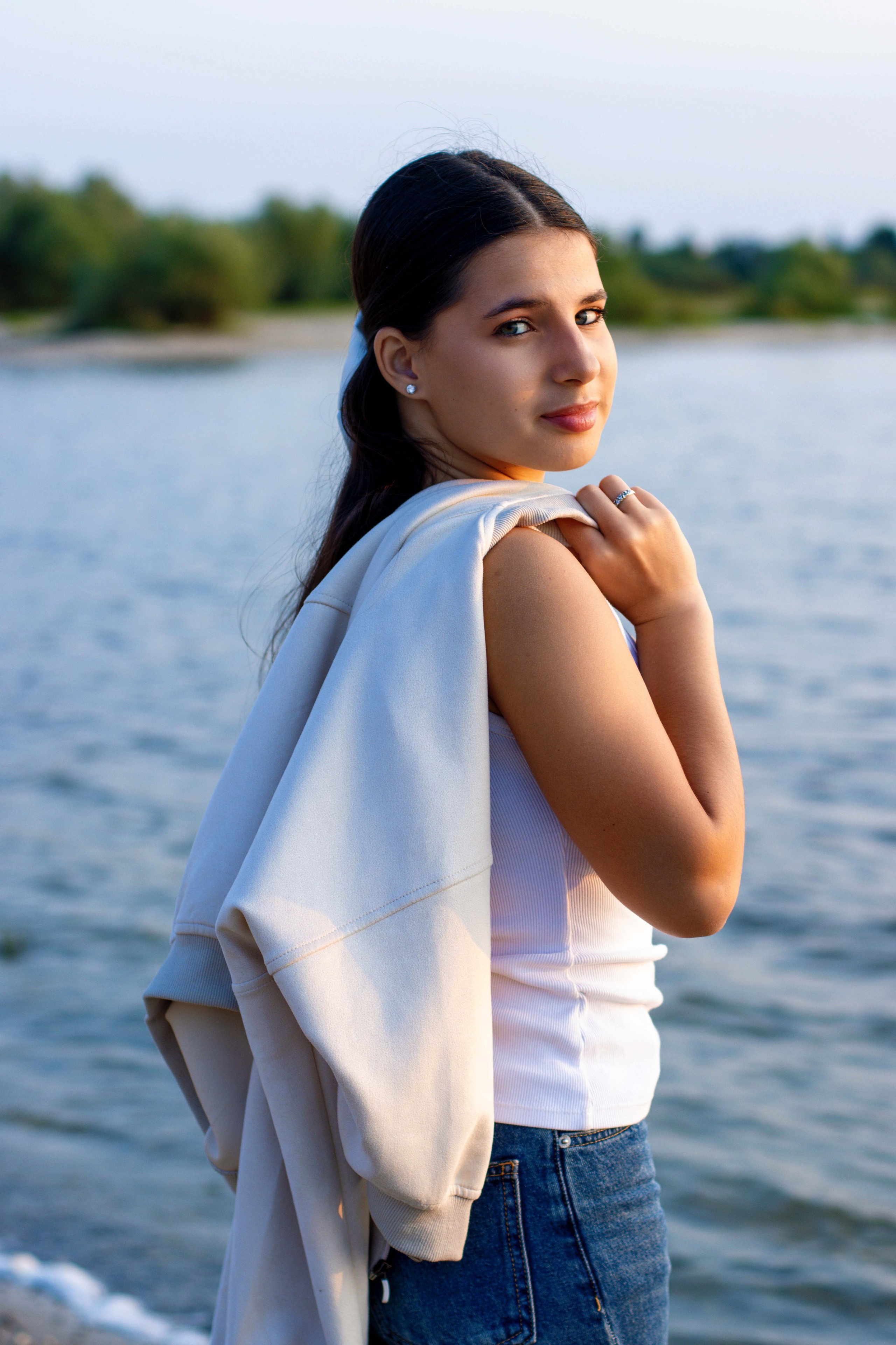 Эмилия у озера. Фотограф Татьяна Матрос