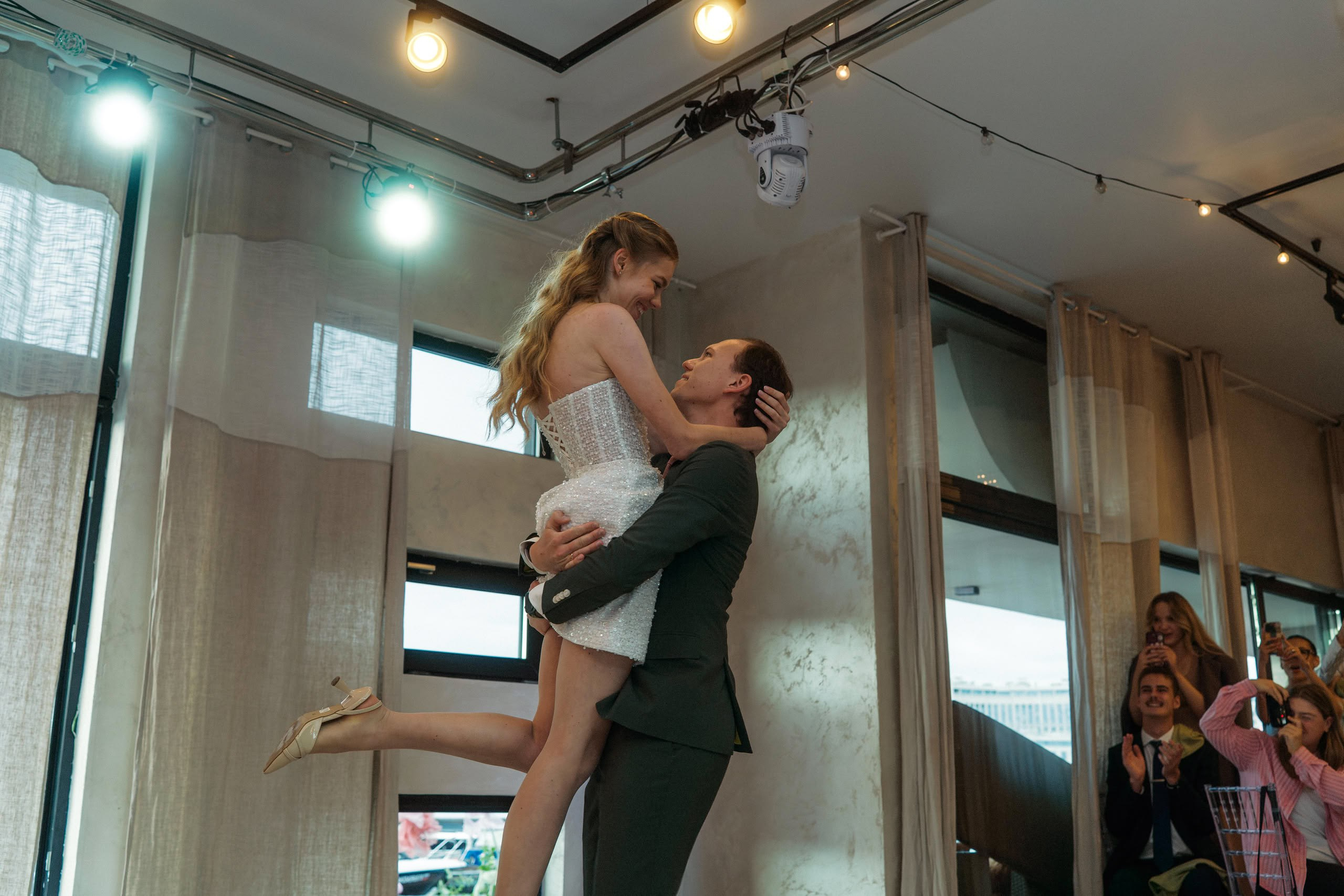 Арина и Илья — свадьба в Петербурге, цифра и плёнка. Свадебный фотограф Дмитрий Родионов — Санкт-Петербург и Ленинградская область