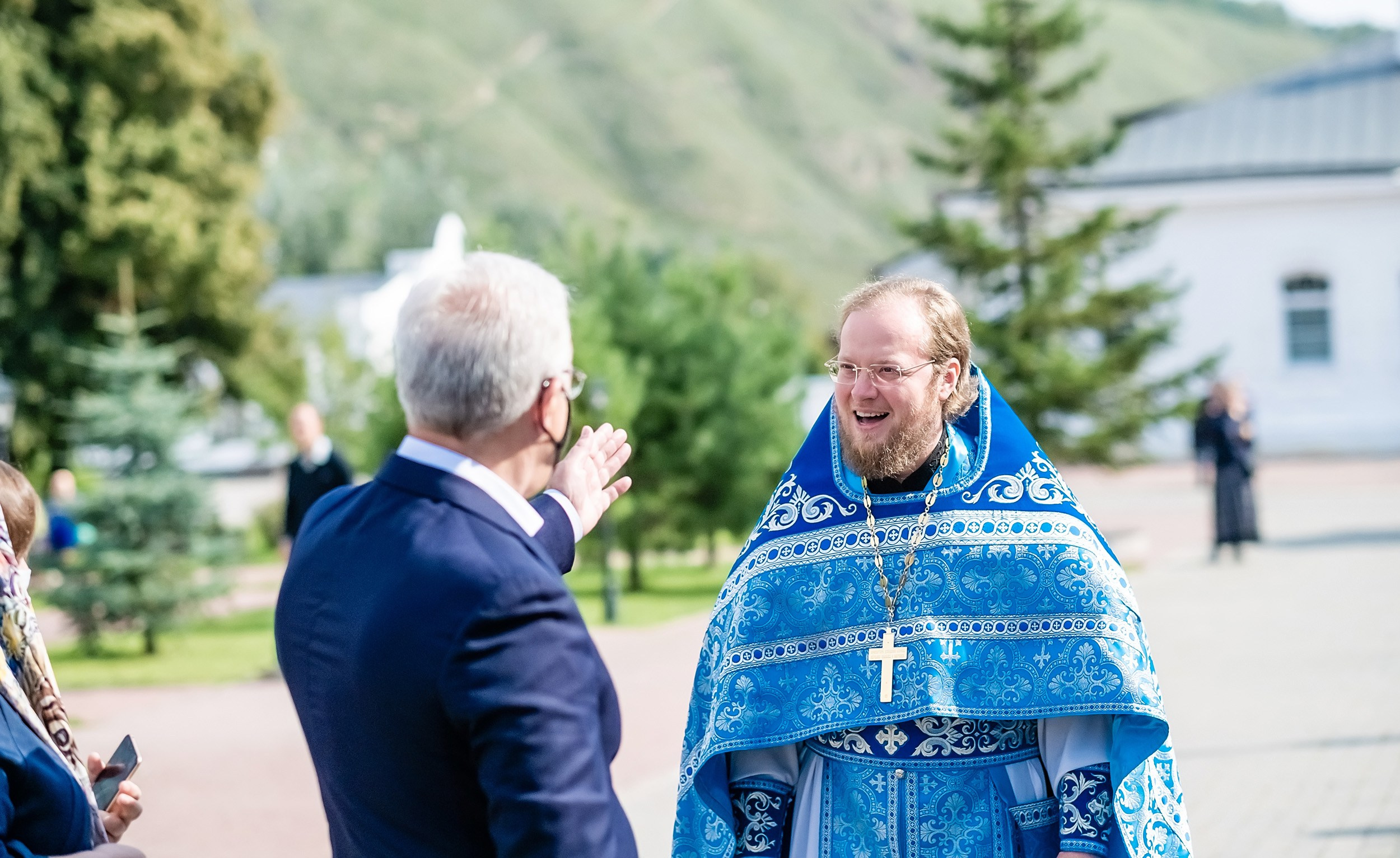 губернатор Красноярского края Усс батюшка настоятель индивидуальная экскурсия авторский фото тур гид по Красноярску трансфер на авто православная служба репортаж церковь храм Свято Успенский мужской монастырь Красноярск набережная берег Енисея посёлок Удачный профессиональный фотограф что посмотреть где побывать достопримечательность заказать цена стоимость описание услуг для туристов