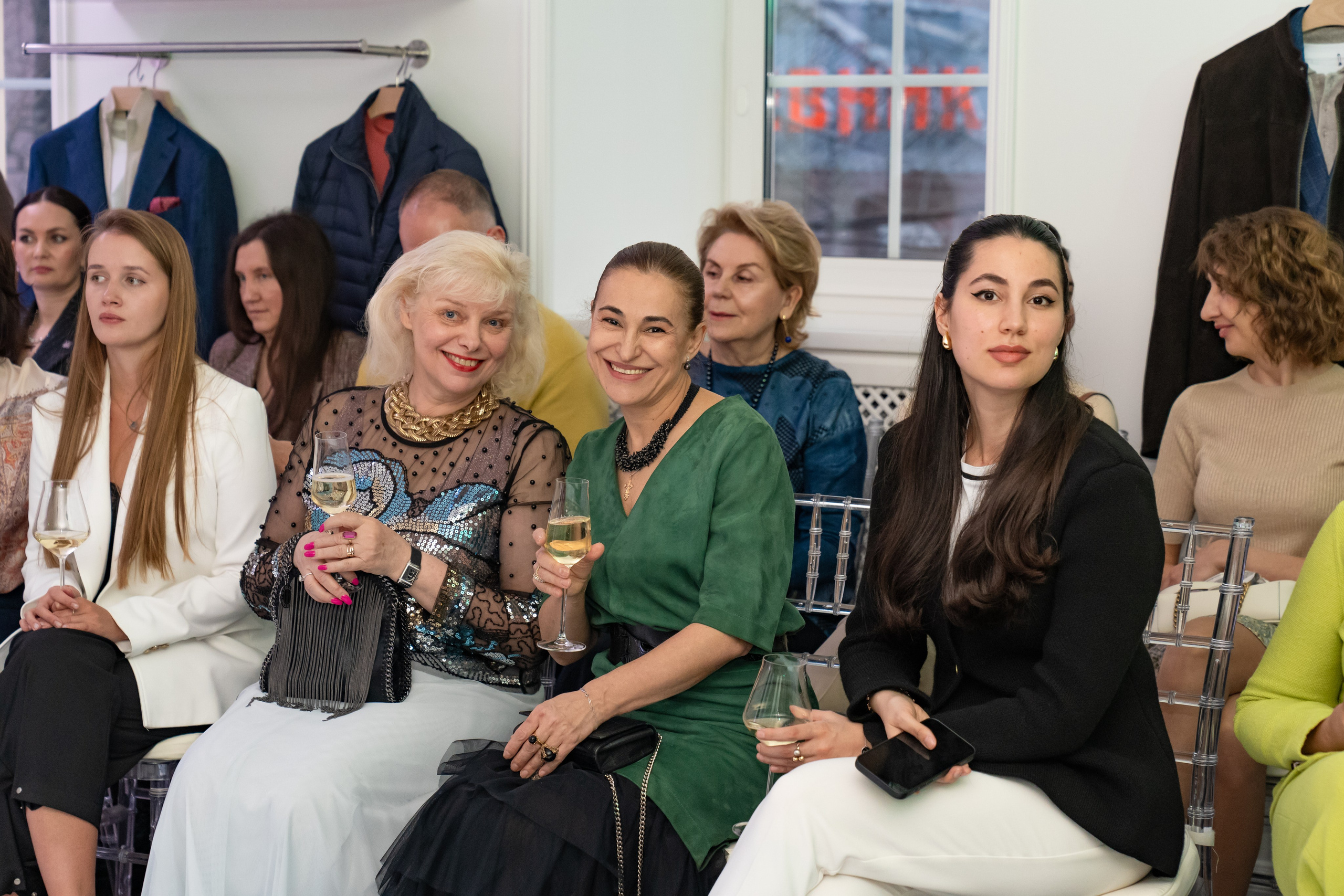 Модельный показ. Занимаюсь профессиональной фотографией и живу рядом с Байкалом. Работаю в разных жанрах