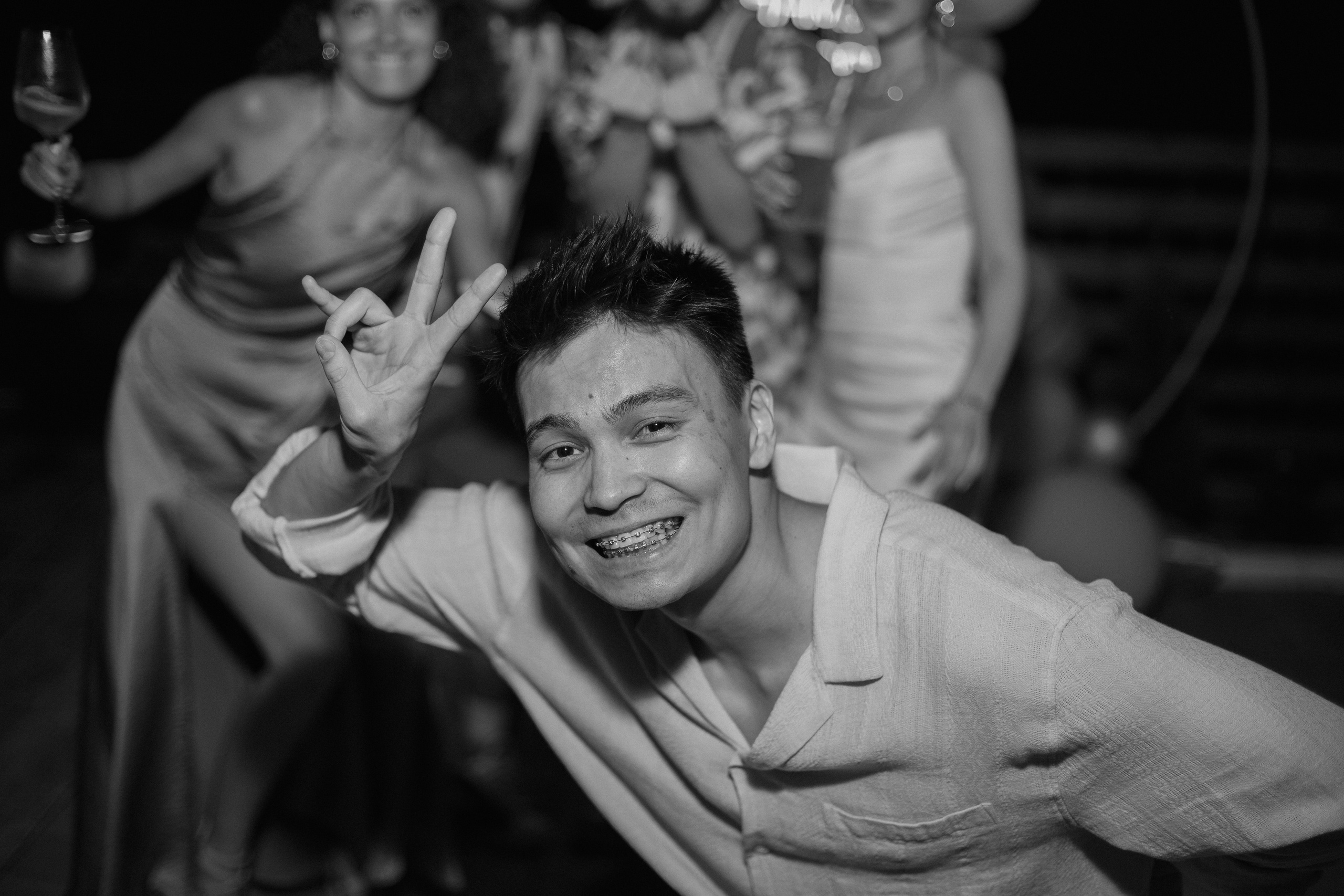 Фотосессия вечеринки у бассейна с видом на горы. Свадебный, репортажный и портретный фотограф Сочи, Краснодар. Александра Зайцева