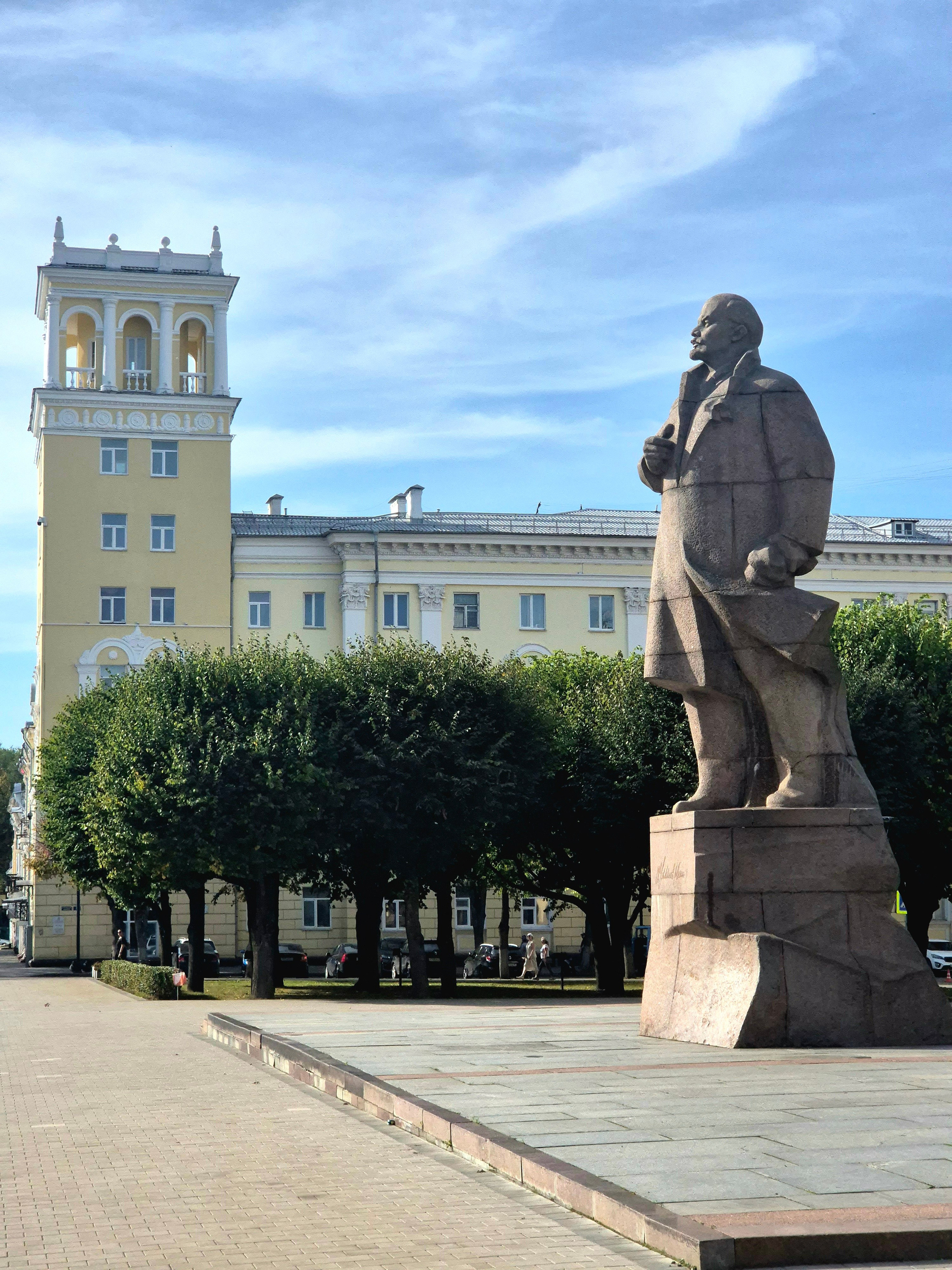Вот и Владимир Ильич разделяет мнение о счастье и человеке. Ну или просто радуется солнечному дню