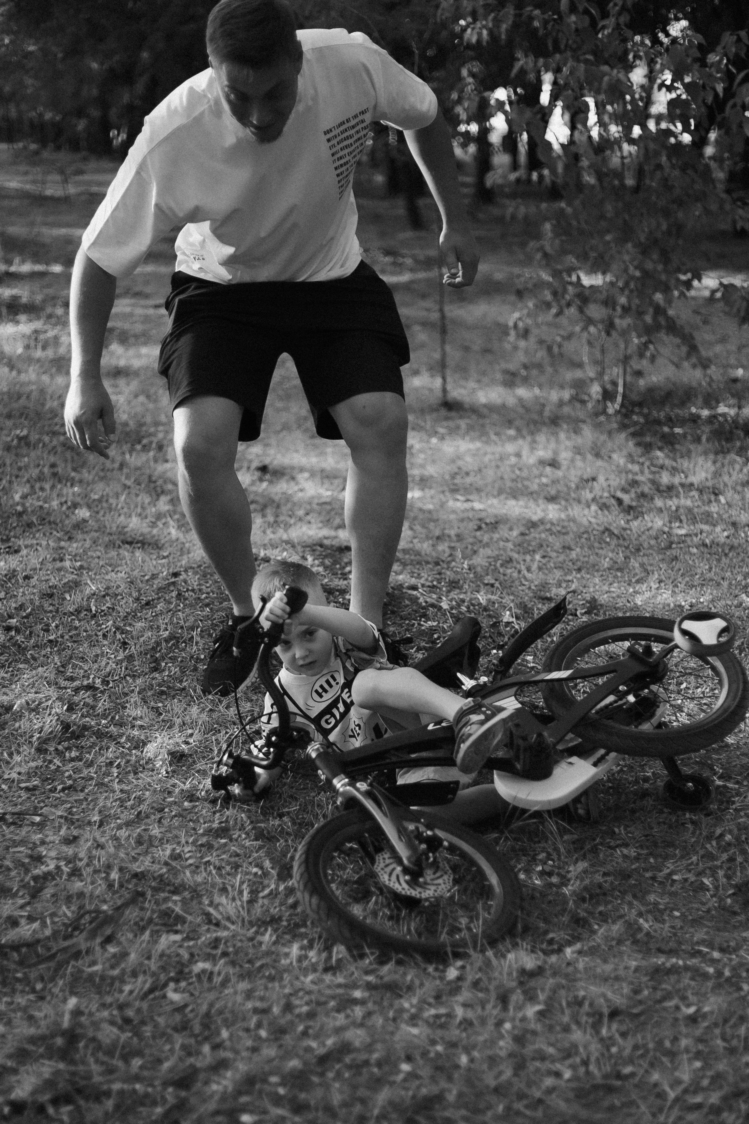 Папа учит сына кататься на велосипеде. Фотограф в Крыму | Виктория Нотевская