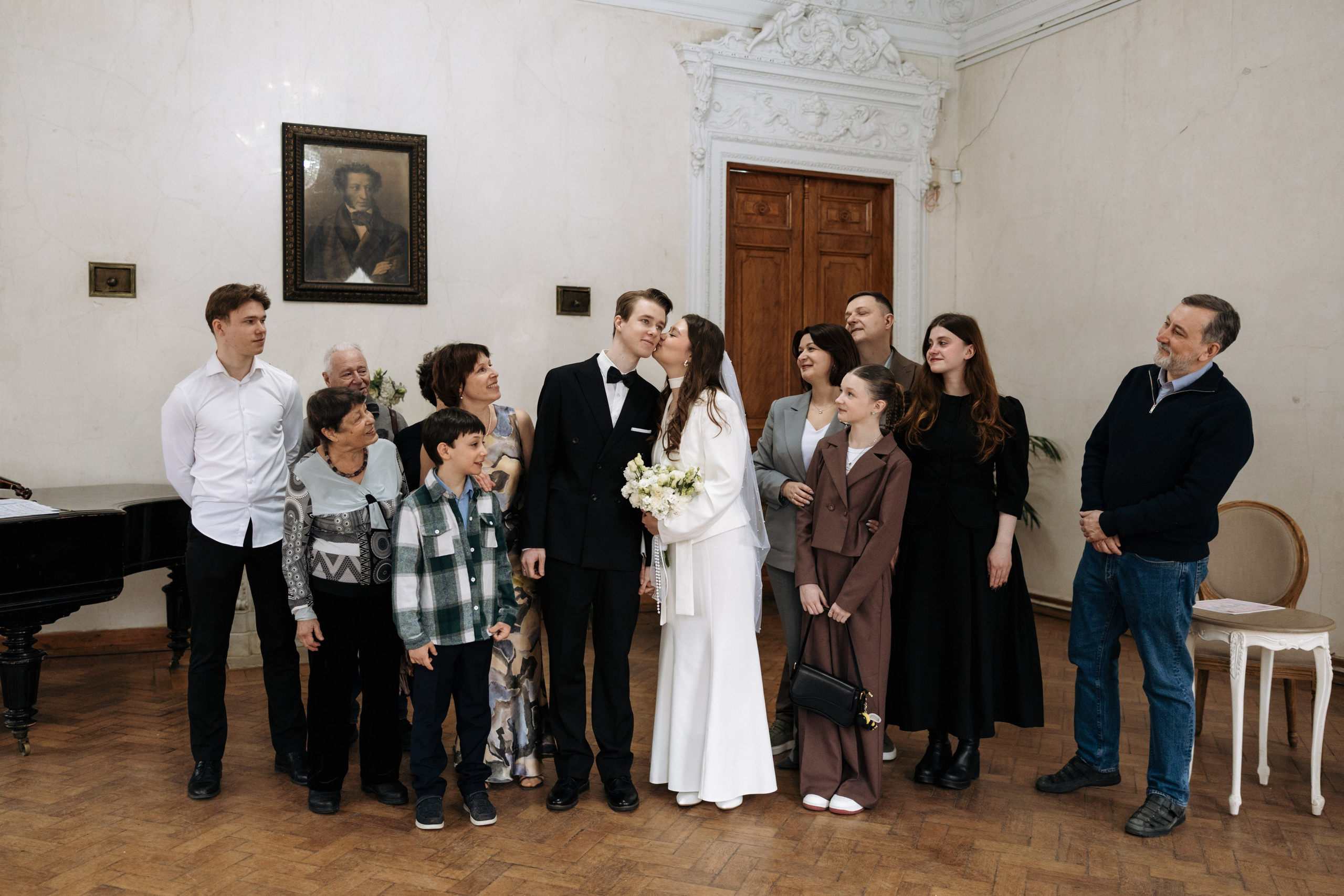 Роспись в читальне им. Пушкина — место, набирающее популярность в 2026 году. Свадебный фотограф Москва Виктория Медовик