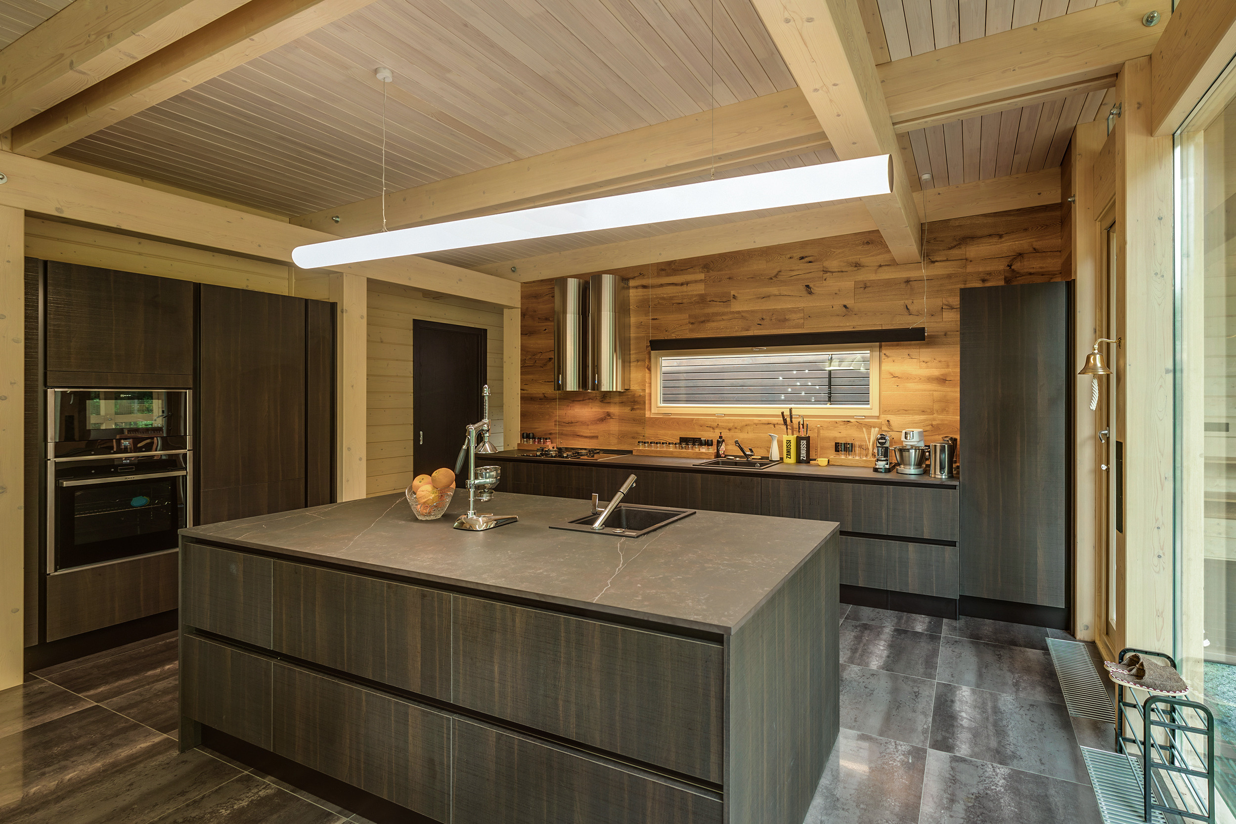 Частный коттедж с панорамным остеклением и альпийской горкой во дворе. Фотограф для бизнеса Сергей Чирков. Город Ижевск, Удмуртия