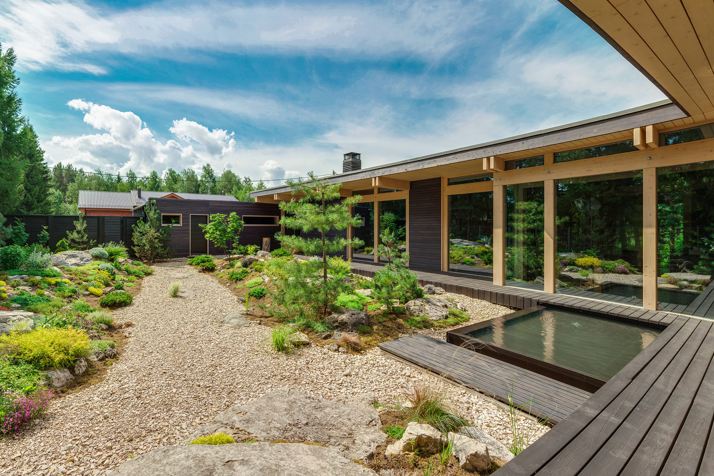 Частный коттедж с панорамным остеклением и альпийской горкой во дворе. Фотограф для бизнеса Сергей Чирков. Город Ижевск, Удмуртия