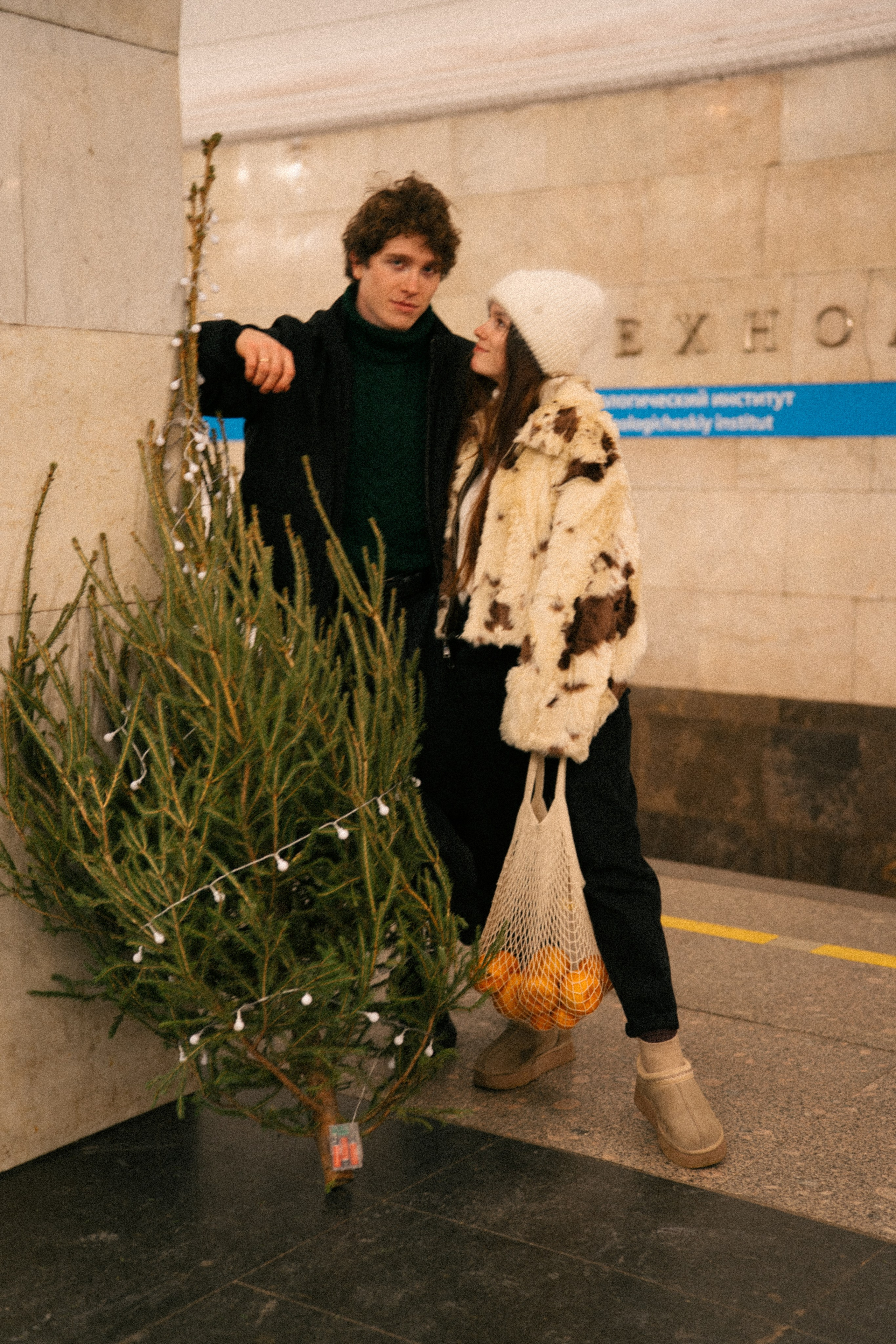 НОВОГОДНЯЯ ПРОГУЛКА ПАРЫ ПО ЧЕРНЫШЕВСКОЙ ПЕРЕД НОВЫМ ГОДОМ. Профессиональный фотограф, Санкт-Петербург — Виктория Богомолова