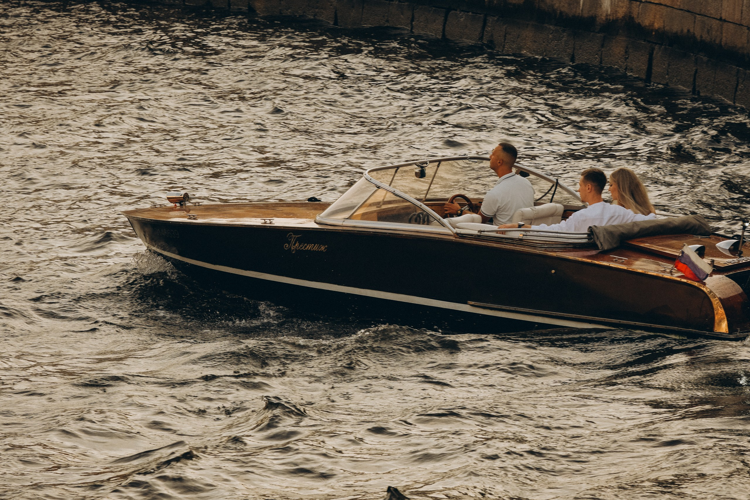 СВАДЕНБНАЯ СЬЕМКА НА КАТЕРЕ ПО КАНАЛАМ САНКТ-ПЕТЕРБУРГА И В АКВАТОРИИ НЕВЫ. Профессиональный фотограф, Санкт-Петербург — Виктория Богомолова
